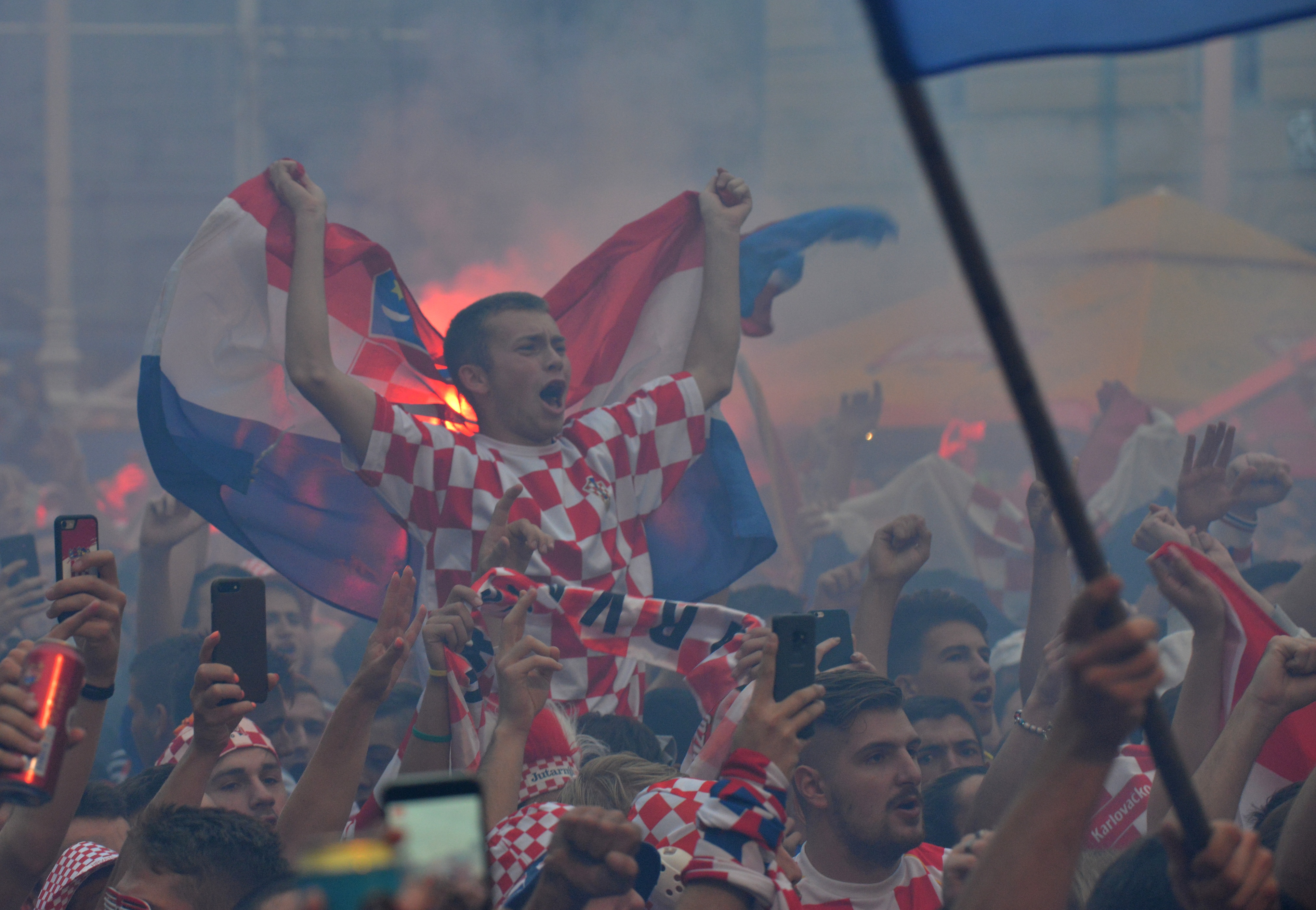 Zagreb, 11.7.2018. - Navijaèi u Zagrebu prije polufinalne utakmice Svjetskog nogometnog prvenstva izmeðu reprezentacija Hrvatske i Engleske. foto HINA/ Admir BULJUBAIÆ/ ml