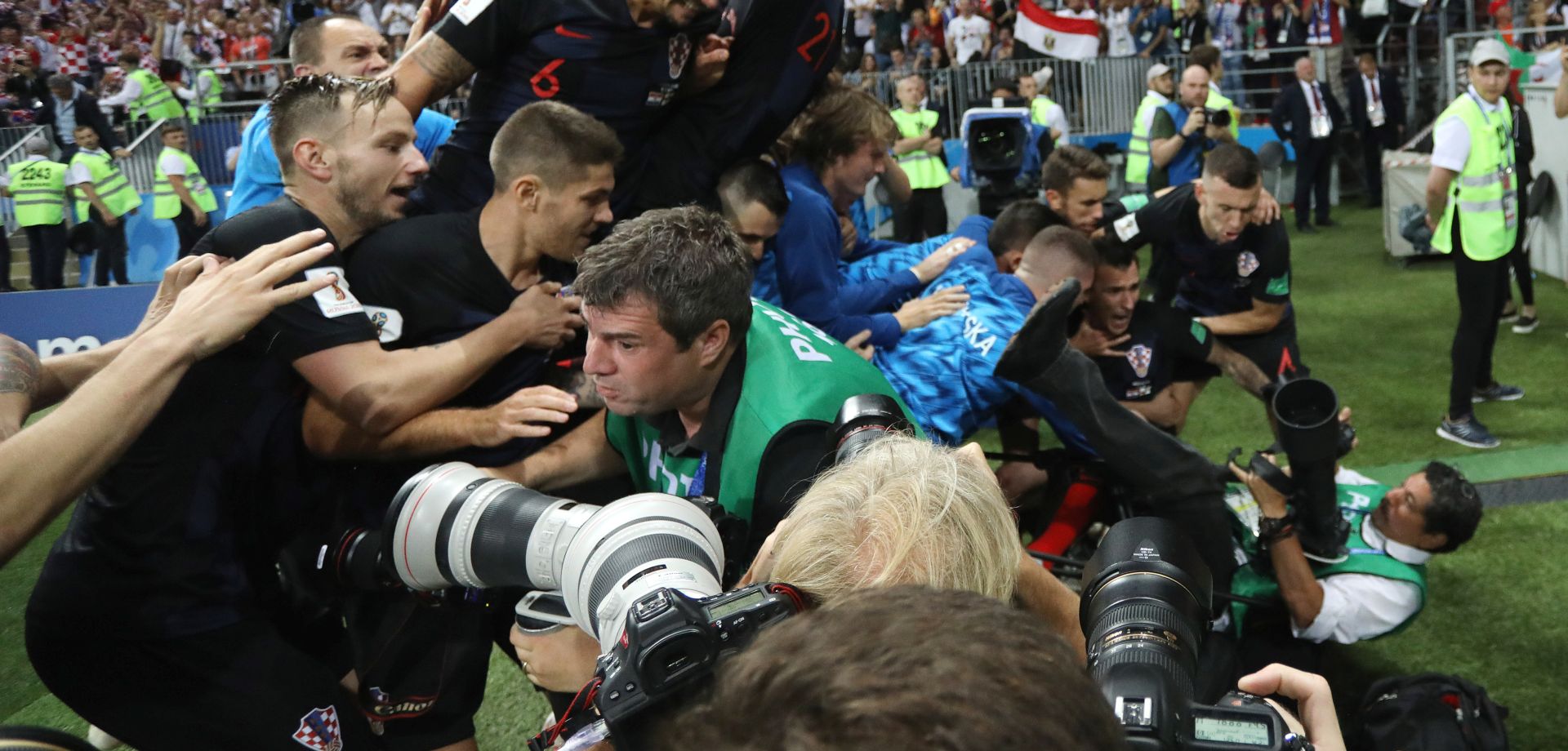 Moskva, 11.07.2018. - Nogometai Hrvatske plasirali su se u finale SP u Rusiji nakon to su u srijedu u Moskvi u polufinalnom susretu svladali Englesku sa 2-1 nakon produetaka, a pobjednièki gol zabio je Mario Mandukiæ u 109. minuti.  Na fotografiji nogometai Hrvatske slave pogodak i pri tome su sruili fotoreportera AFP-a. foto HINA/ Damir SENÈAR/ lsd