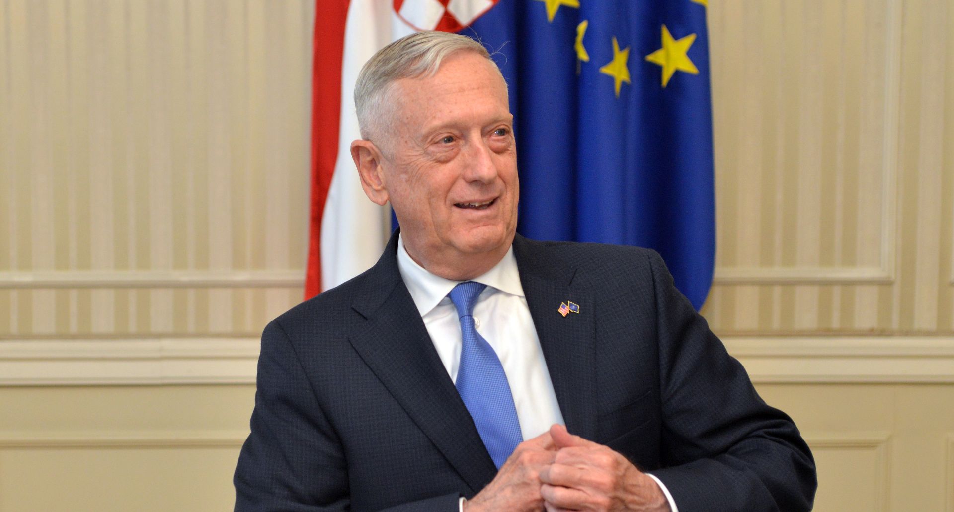 Zagreb, 12.07.2018 -  Premijer Andrej Plenković primio je ministra odbrane Sjedinjenih Američkih Država Jamesa N. Mattisa koji je u službenom posjetu RH. Na fotografiji James N. Mattis upisao se u Zlatnu knjigu.
foto HINA/ Admir BULJUBAŠIĆ/ abu