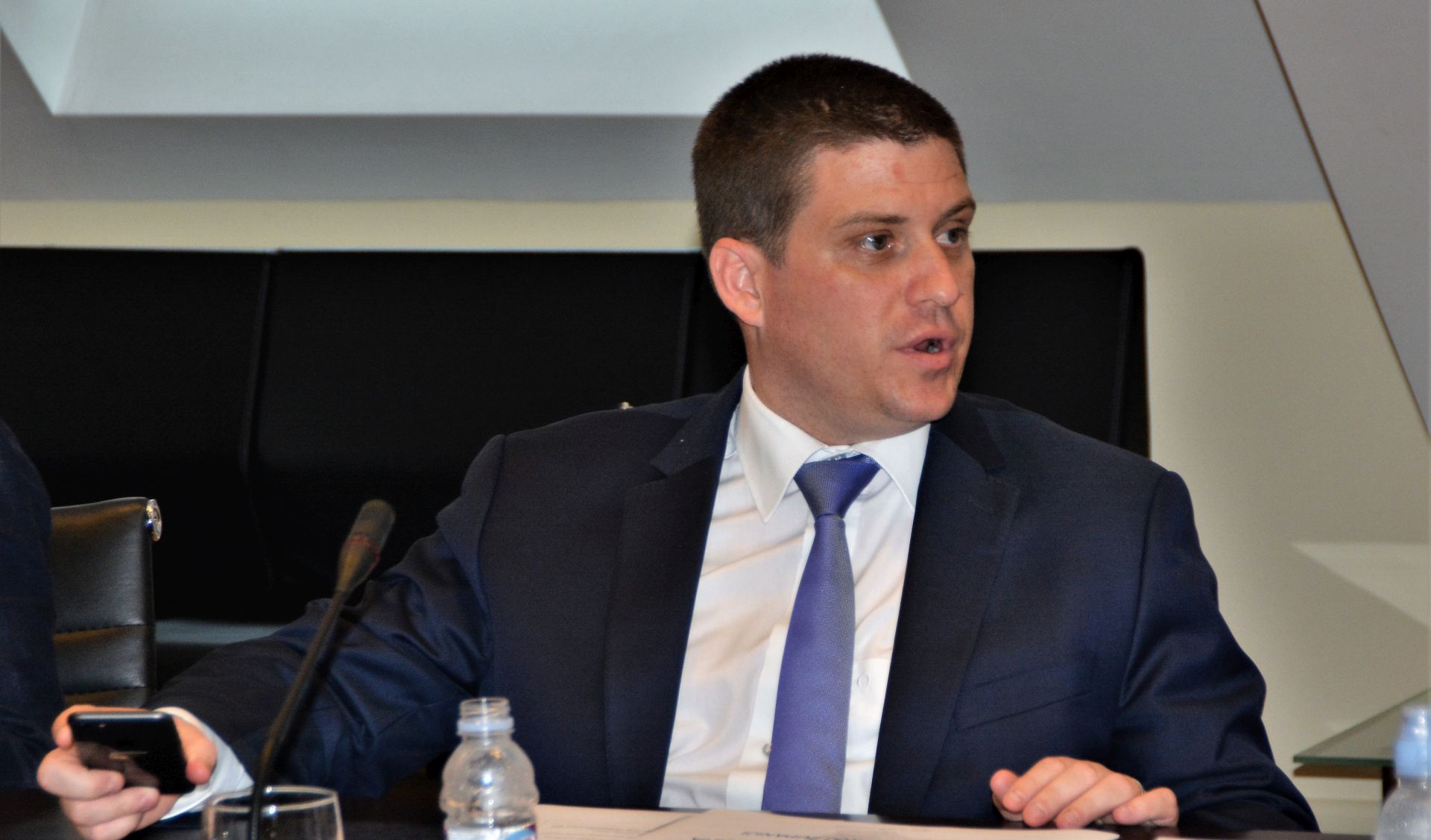 Ogulin, 12.7.2018. - Na sastanku ministra pomorstva, prometa i infrastrukture Olega Butkoviæa sa upanijskim èelnicima u èetvrtak u Ogulinu inicijator sastanka - karlovaèki upan Damir Jeliæ meðu èetiri od 12 prioriteta o kojima se raspravljalo istaknuo je gradnju drugog kolosijeka nizinske pruge, mosta preko Kupe u Gornjem Pokuplju, obilaznica oko Plitvièkih jezera i Ogulina. Na fotografiji Oleg Butkoviæ, ministar pomorstva, prometa i infrastrukture.
foto HINA/ Mladen VOLARIÆ/ ml