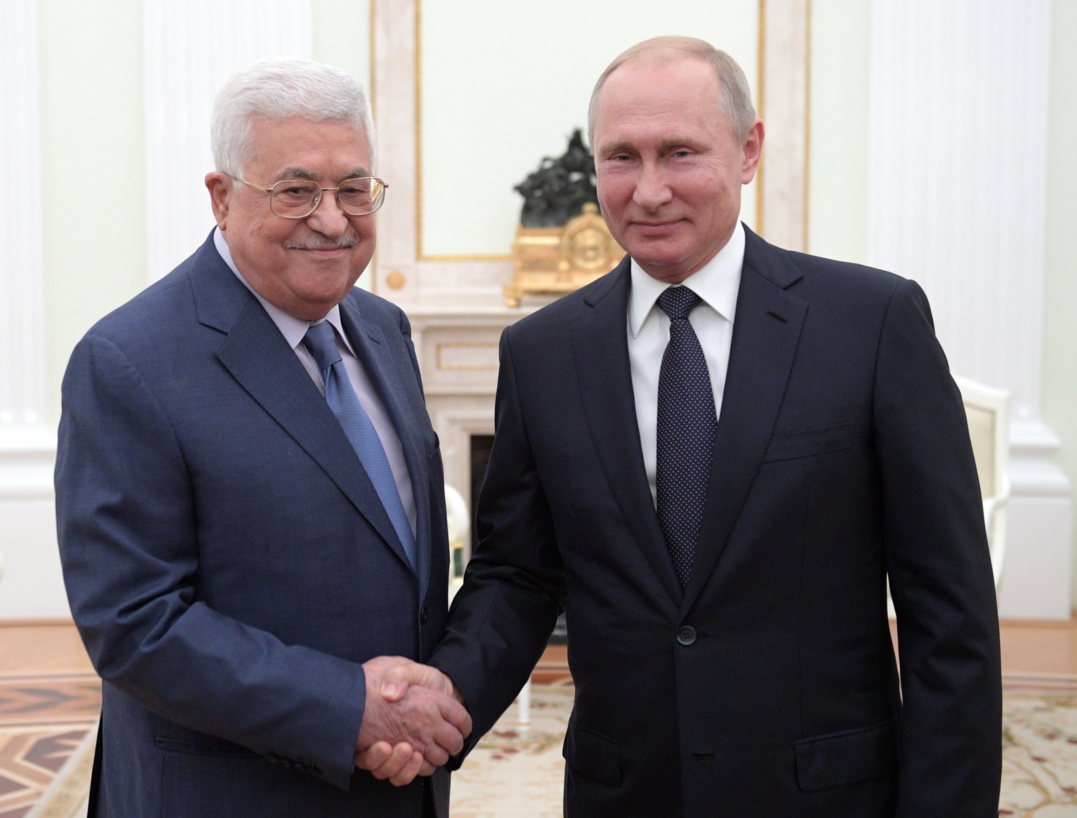 epa06887787 Russian President Vladimir Putin (R) shakes hands with Palestinian President Mahmoud Abbas (L) during their meeting at the Kremlin in Moscow, Russia, 14 July 2018.  EPA/ALEXEI DRUZHININ / SPUTNIK / KREMLIN / POOL MANDATORY CREDIT