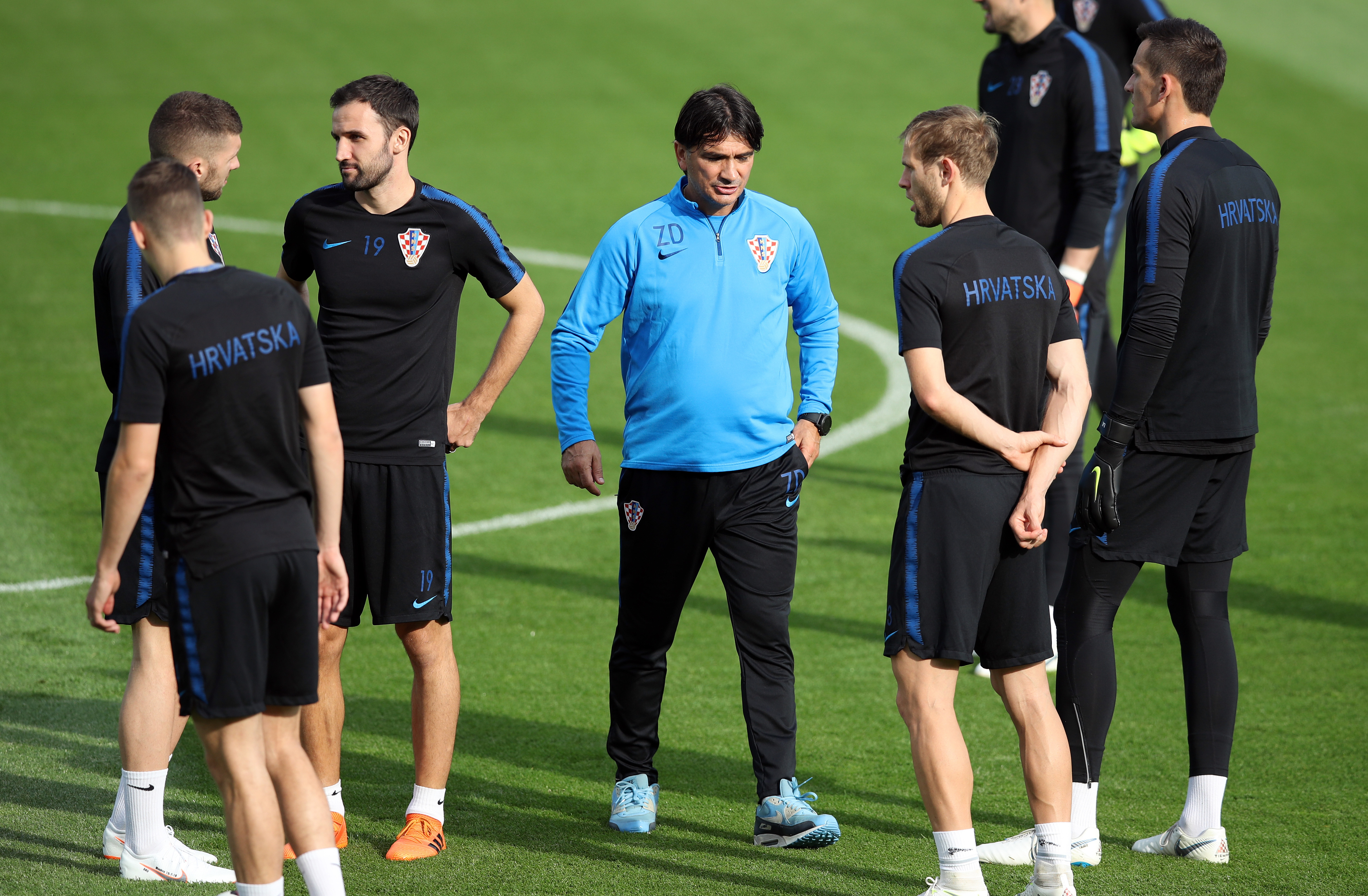 Moskva, 13.07.2018 - Poslijednji trening Hrvatske nogometne reprezentacije na pomoènom stadionu Lunjiki stadiona pred sutranju finalnu utakmicu Svjetskog nogometnog prvenstva Rusija 2018 protiv reprezentacije Francuske. Na slici izbornik Zlatko Daliæ, Ante Rebiæ, Milan Badelj, Ivan Striniæ, Dominik Livakoviæ.
foto HINA/ Damir SENÈAR /ds