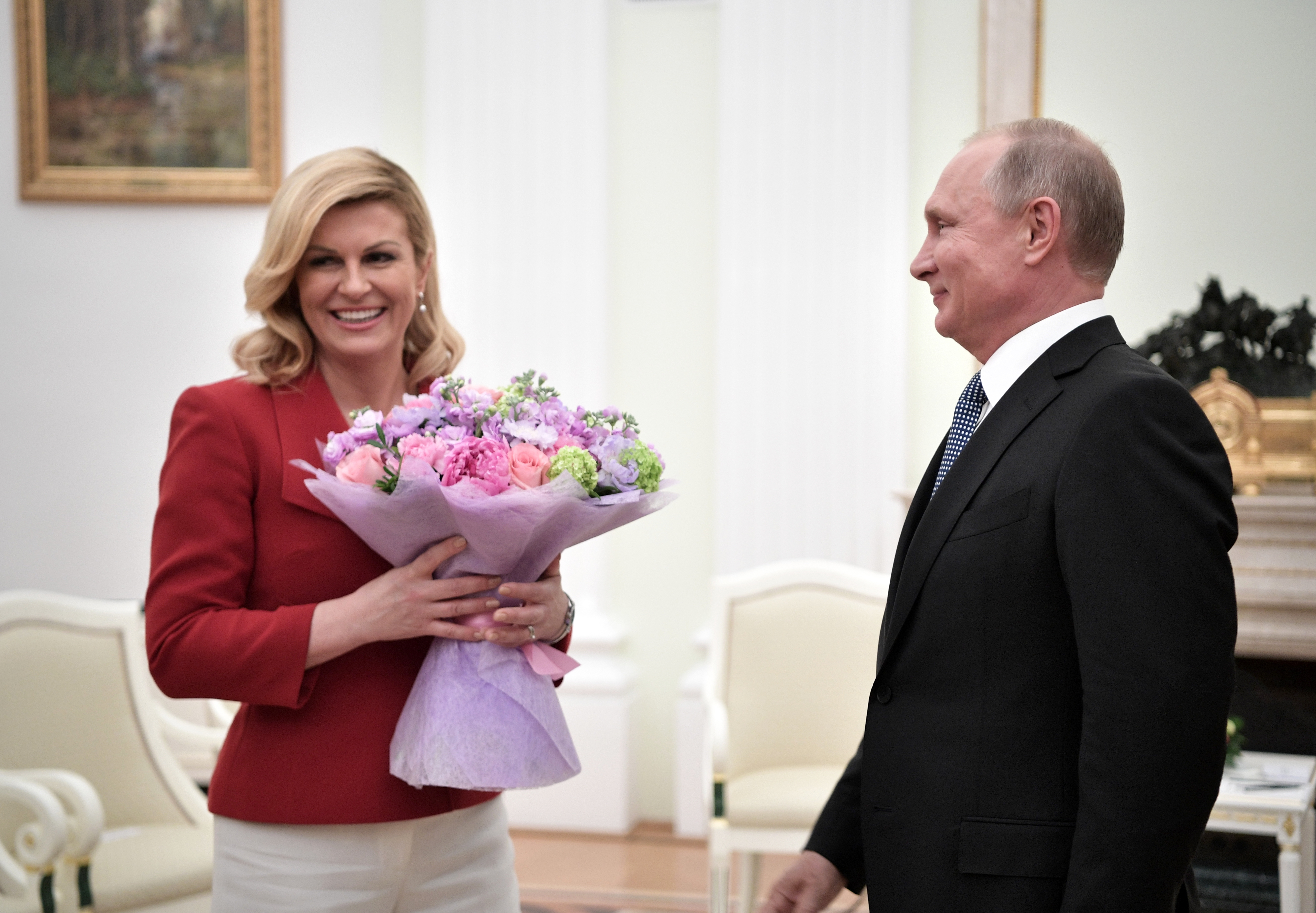 epa06889998 Croatian President Kolinda Grabar-Kitarovic (L) holds a bouquet of flowers presented by Russian President Vladimir Putin (R) during their meeting at the Kremlin in Moscow, Russia, 15 July 2018.  EPA/ALEXEI NIKOLSKY/SPUTNIK /KREMLIN / POOL MANDATORY CREDIT