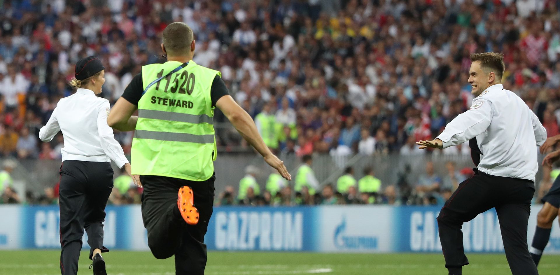 Moskva, 15.07.2018. - Finalna utakmica Svjetskog nogometnog prvenstva Rusija 2018 izmeðu reprezentacija Francuske i Hrvatske na stadionu Lunjiki. Tijekom utakmice na travnjak su utrèali mukarac i ena, a osiguranje ih je brzo uklonilo (na fotografiji). foto HINA/ Damir SENÈAR/ lsd