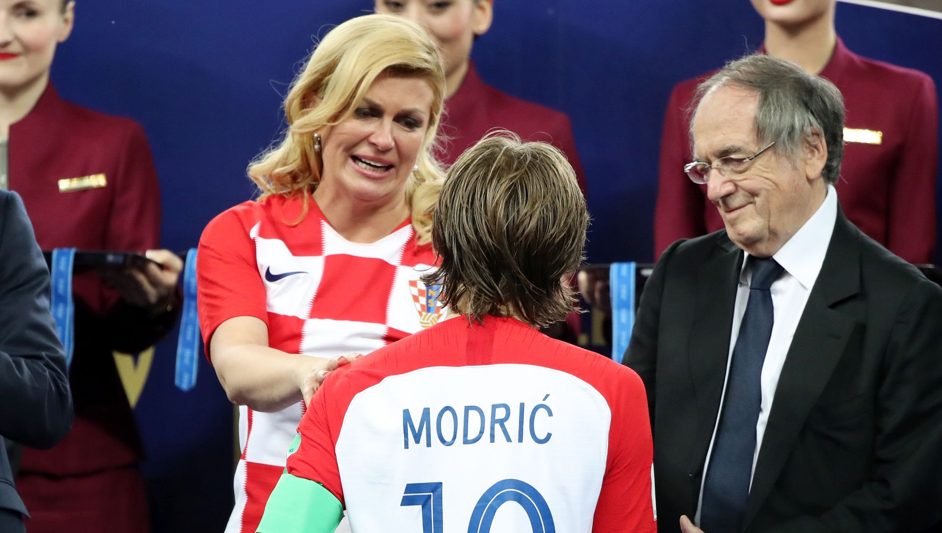 Moskva, 15.07.2018 - Kapetan hrvatske reprezentacije Luka Modriæ proglaen je najboljim nogometaem svjetskog prvenstva u Rusiji na kojem su 'Vatreni' osvojili drugo mjesto. Na slici predsjednica Republike Hrvatske Kolinda Grabar-Kitaroviæ èestitala je Luki Modriæu.
foto HINA/ Damir SENÈAR /ds