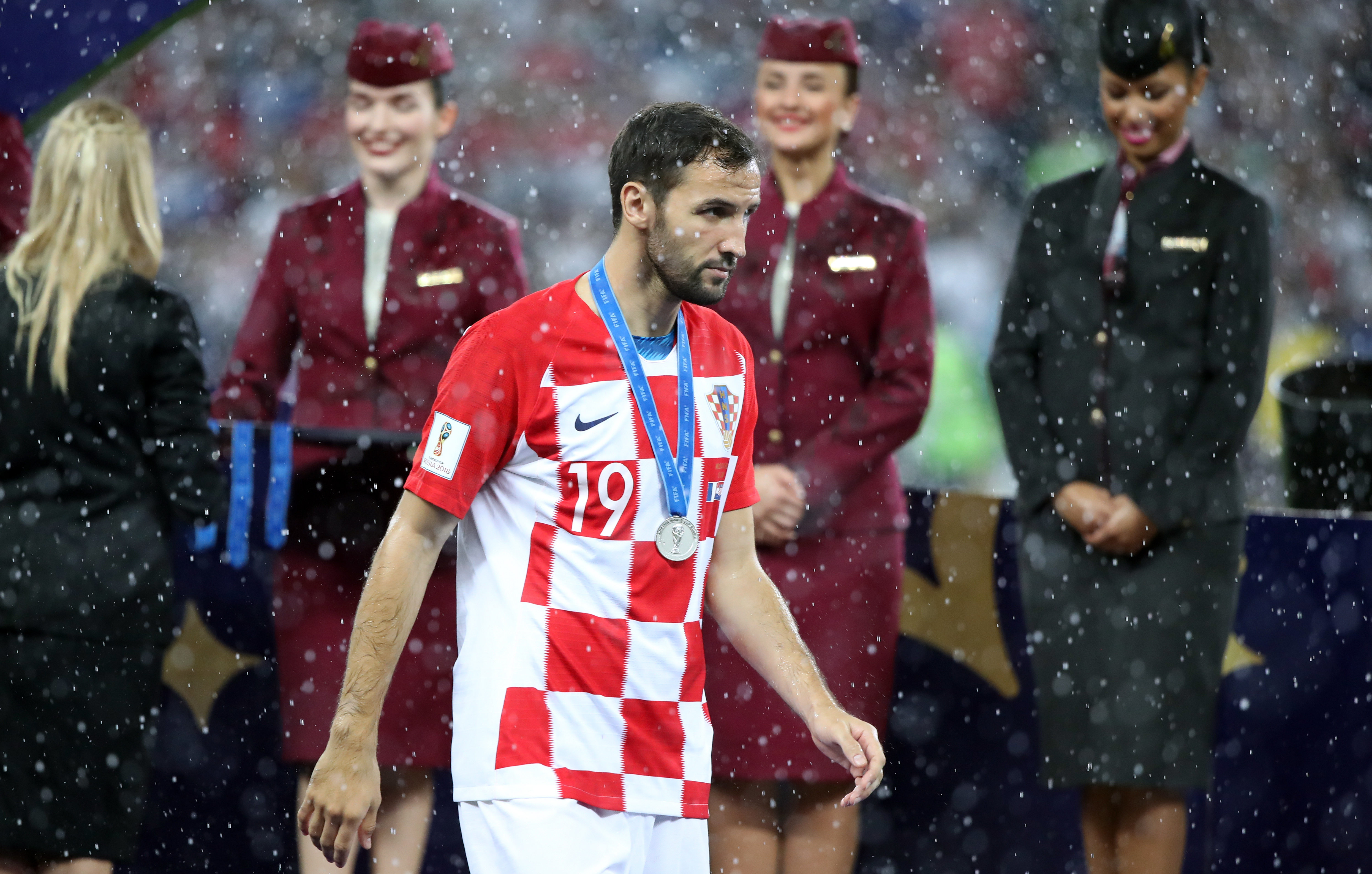 Moskva, 15.07.2018 - Hrvatska nogometna reprezentacija izgubila je u finalu Svjetskog nogometnog prvenstva u Moskvi od Francuske sa 2-4 (1-2). Na slici dodjela srebrnih medalja medalja hrvatskim reprezentativcima - Milan Badelj.
foto HINA/ Damir SENÈAR /ds