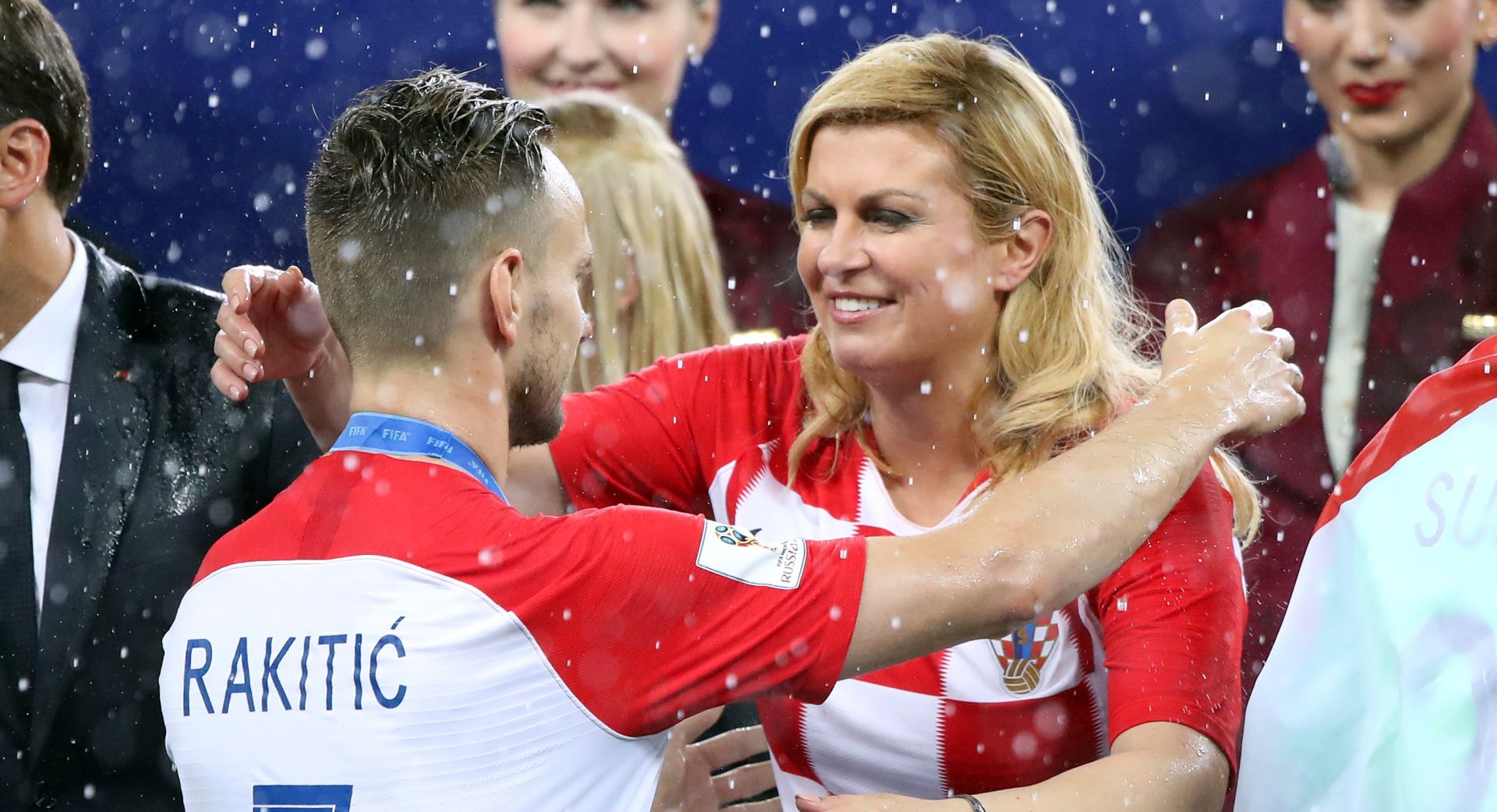 Moskva, 15.07.2018 - Hrvatska nogometna reprezentacija izgubila je u finalu Svjetskog nogometnog prvenstva u Moskvi od Francuske sa 2-4 (1-2). Na slici dodjela srebrnih medalja medalja hrvatskim reprezentativcima. Predsjednica Kolinda Grabar Kitaroviæ èestitala je Ivanu Rakitiæu.
foto HINA/ Damir SENÈAR /ds