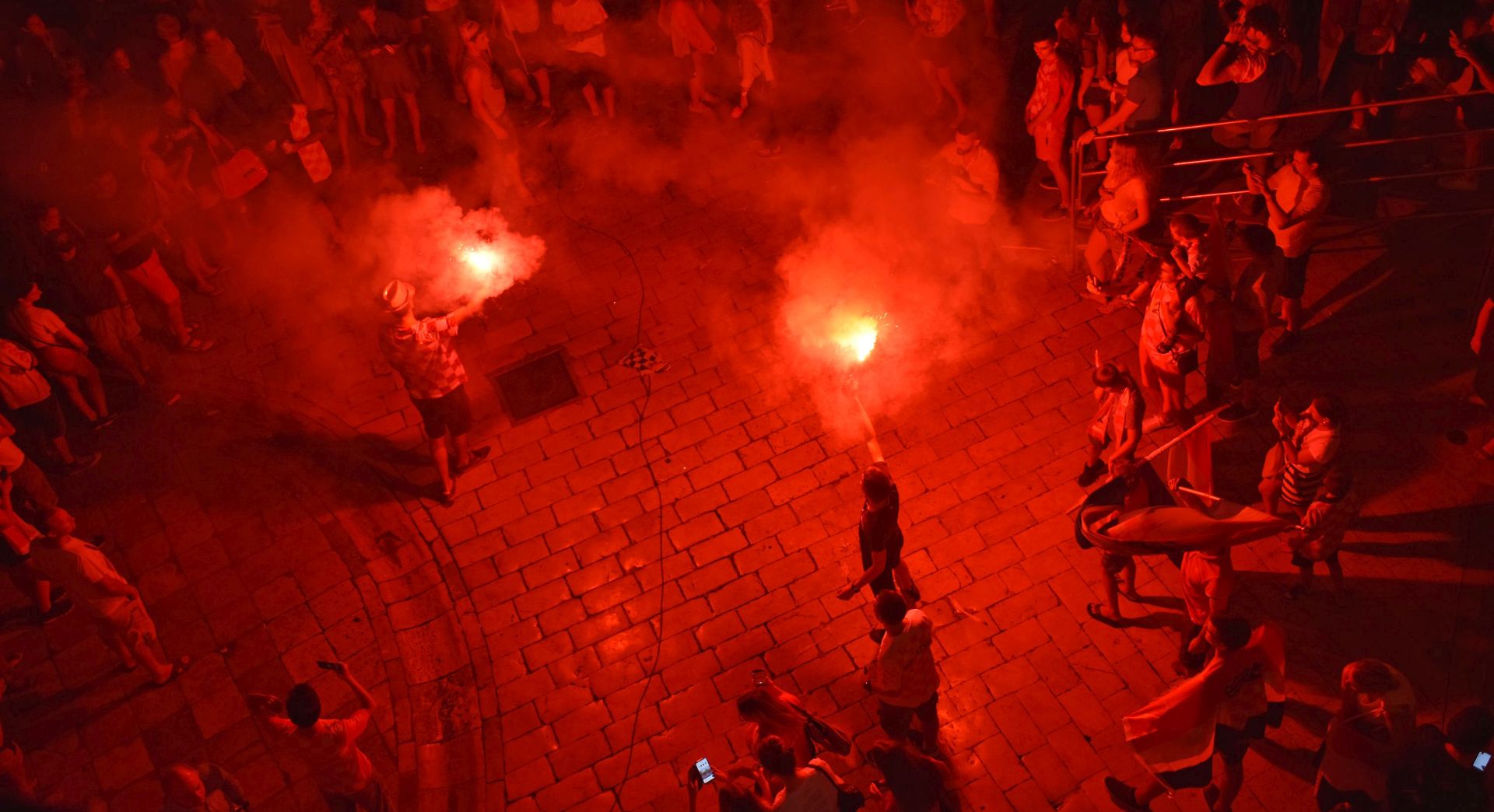 Dubrovnik, 15.7.2018 - Hrvatski navijaèi u Dubrovniku slave osvojeno drugo mjesto nakon finalne utakmicu svjetskog nogometnog prvenstva u Rusiji izmeðu Hrvatske i Francuske. 
foto HINA/ Baldo MARUNÈIÆ/ ua