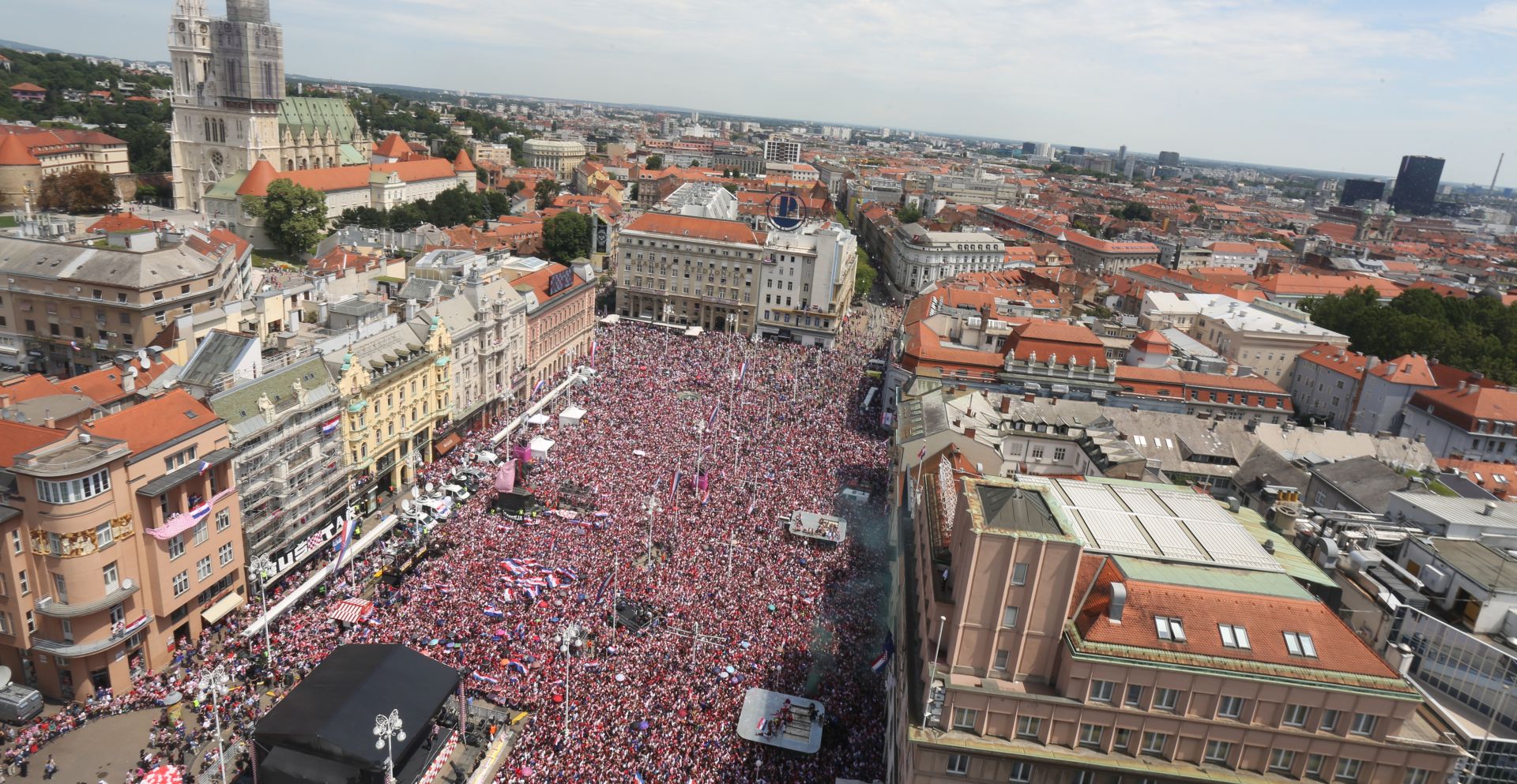 Zagreb, 16.7.2018.- Navijaèi hrvatske nogometne reprezentacije na Trgu bana Jelaèiæa èekaju dolazak "Vatrenih" osvajaèe srebrne medalje na Svjetskom nogometnom prvenstvu u Rusiji.
foto HINA/ Daniel KASAP/ ua