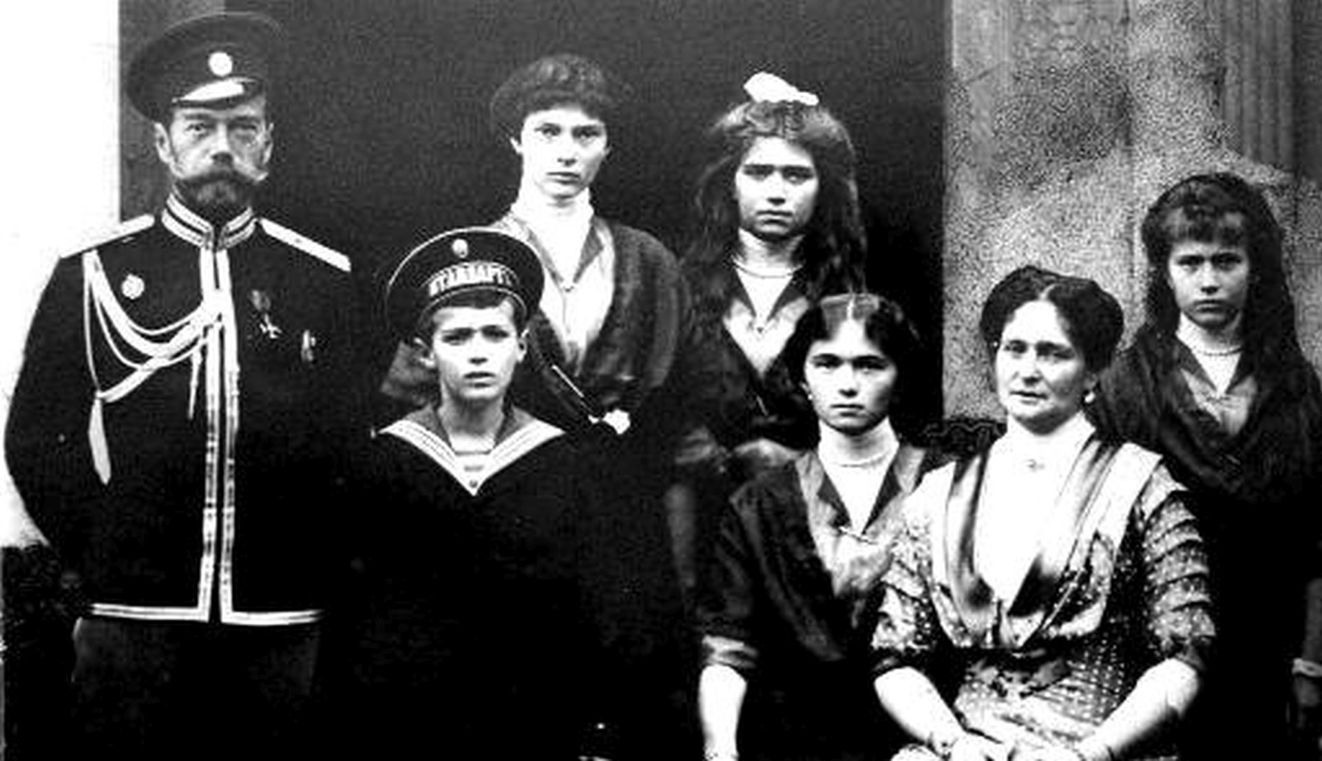 epa06894382 (FILE) - A file picture dated in 1915 shows Russia's last tsar Nicholas II (L). his wife Tsarina Alexander Fyodorovna (2-R) and children Prince Alexei and Princesses Olga, Tatyana, Maria and Anastasia (reissued 17 July 2018). 17 July 2018 marks the centennial of Russia's last tsar Nicholas II's death. The Romanov family consitiing of him, his wife Tsarina Alexandra, their children, and some their servants were killed by Bolshevik troops in Yekaterinburg on 17 July 1918.  EPA/STR (JAPAN OUT-B/W ONLY) *** Local Caption *** 99328016