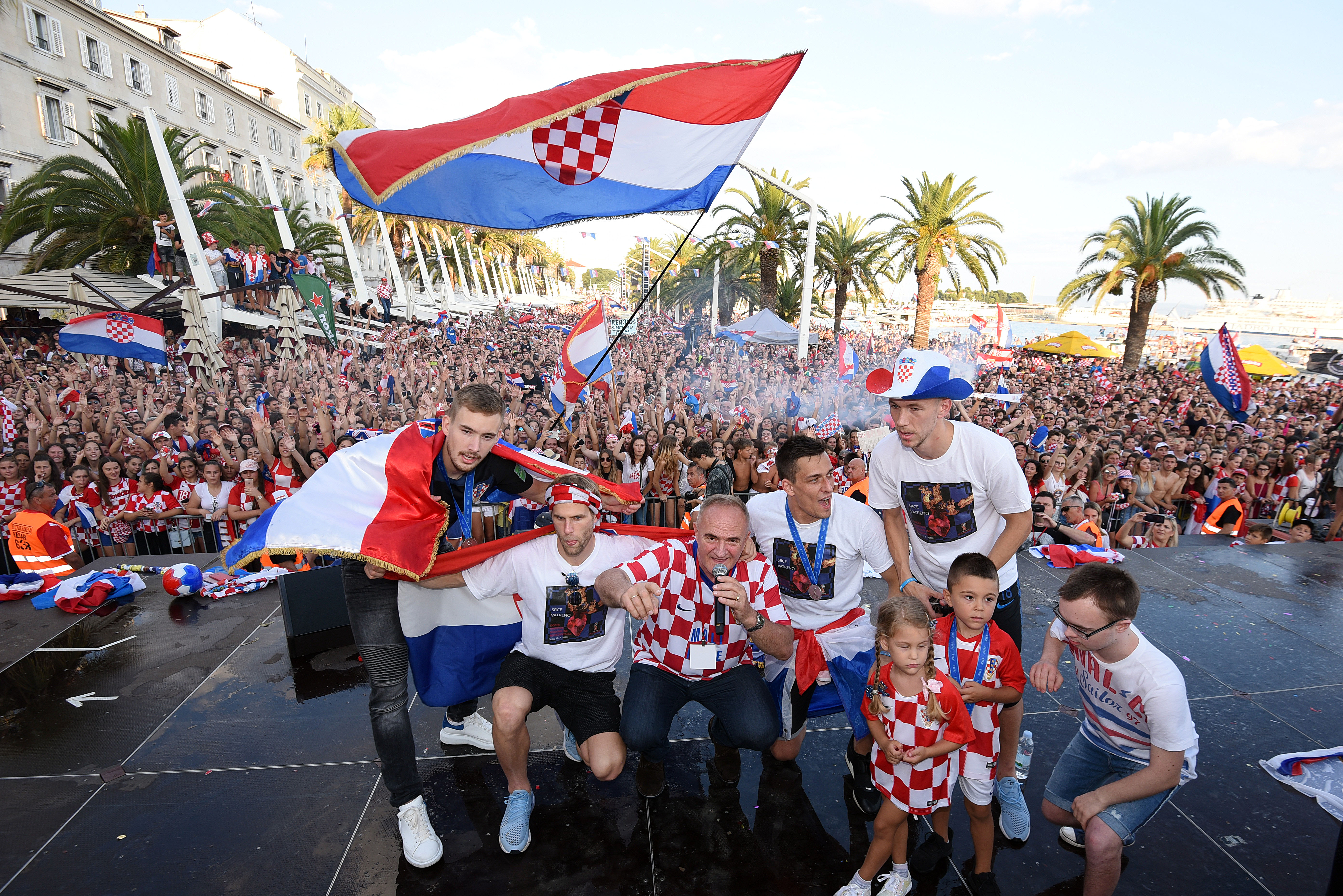Split, 17.7.2018 - Riva dočekala Vatrene  Ivana Perišića, Lovre Kalinića, Ante Rebića, Ivana Strinića i Filipa Bradarića.
foto HINA/ Mario STRMOTIĆ/ ms