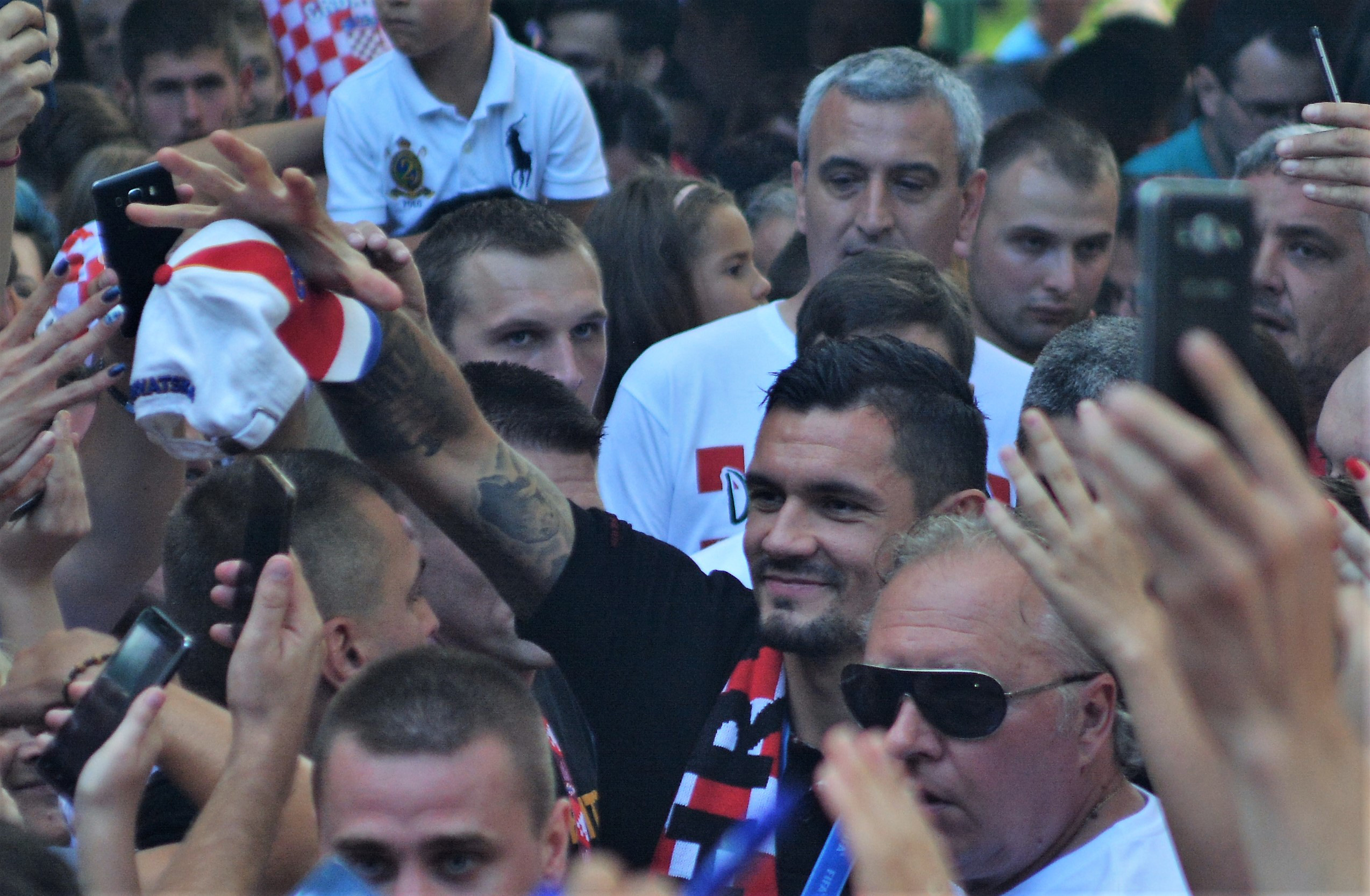 Karlovac, 17.07.2018 - Nekoliko tisuæa Karlovèana okupilo se kod paviljona na etalitu Franje Tuðmana, kako bi doèekali Dejana Lovrena (na slici), igraèa hrvatske nogometne reprezentacije koja je osvojila srebro na Svjetskom nogometnom prvenstvu u Rusiji. foto HINA/ Mladen VOLARIÆ/ ik