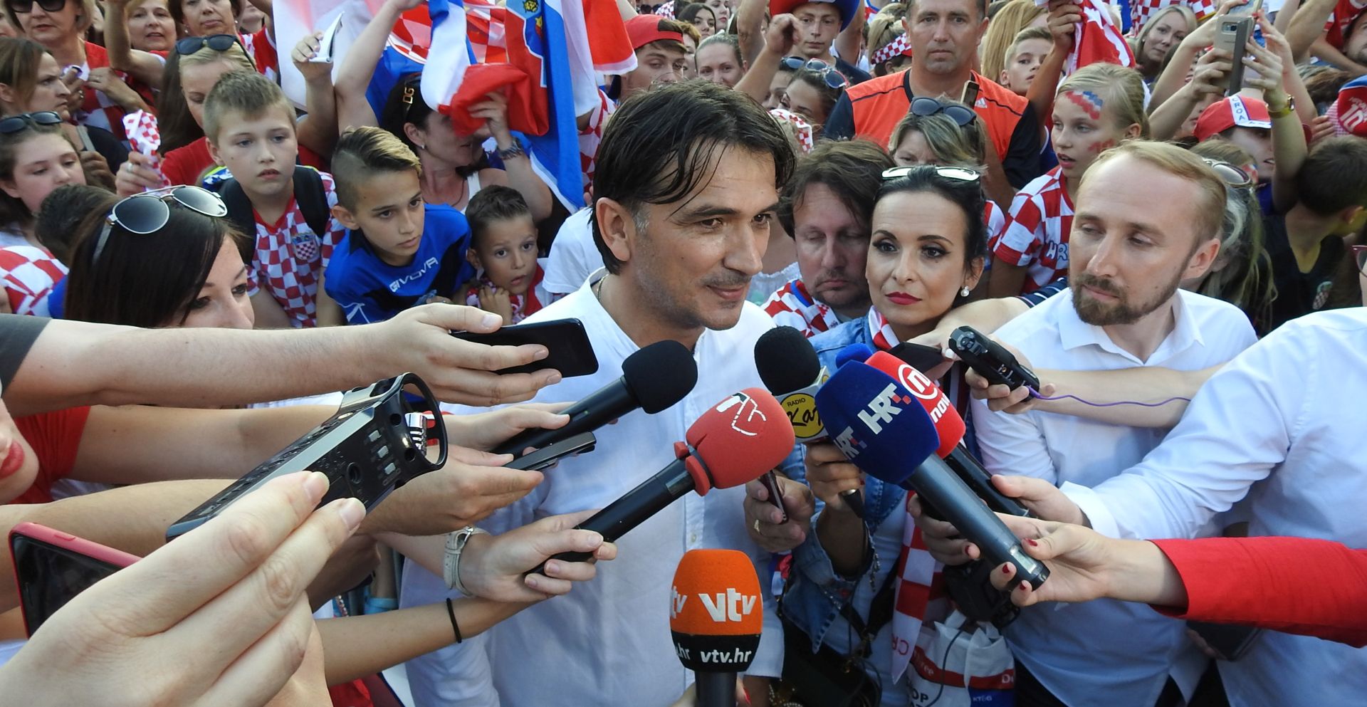 Varadin, 17.07.2018 - Vie tisuæa ljudi okupilo se na Kapucinskom trgu i doèekalo izbornika hrvatske nogometne reprezentacije Zlatka Daliæa i njegov struèni stoer. Na slici Zlatko Daliæ. foto HINA/ Sinia KALAJDIJA/ik