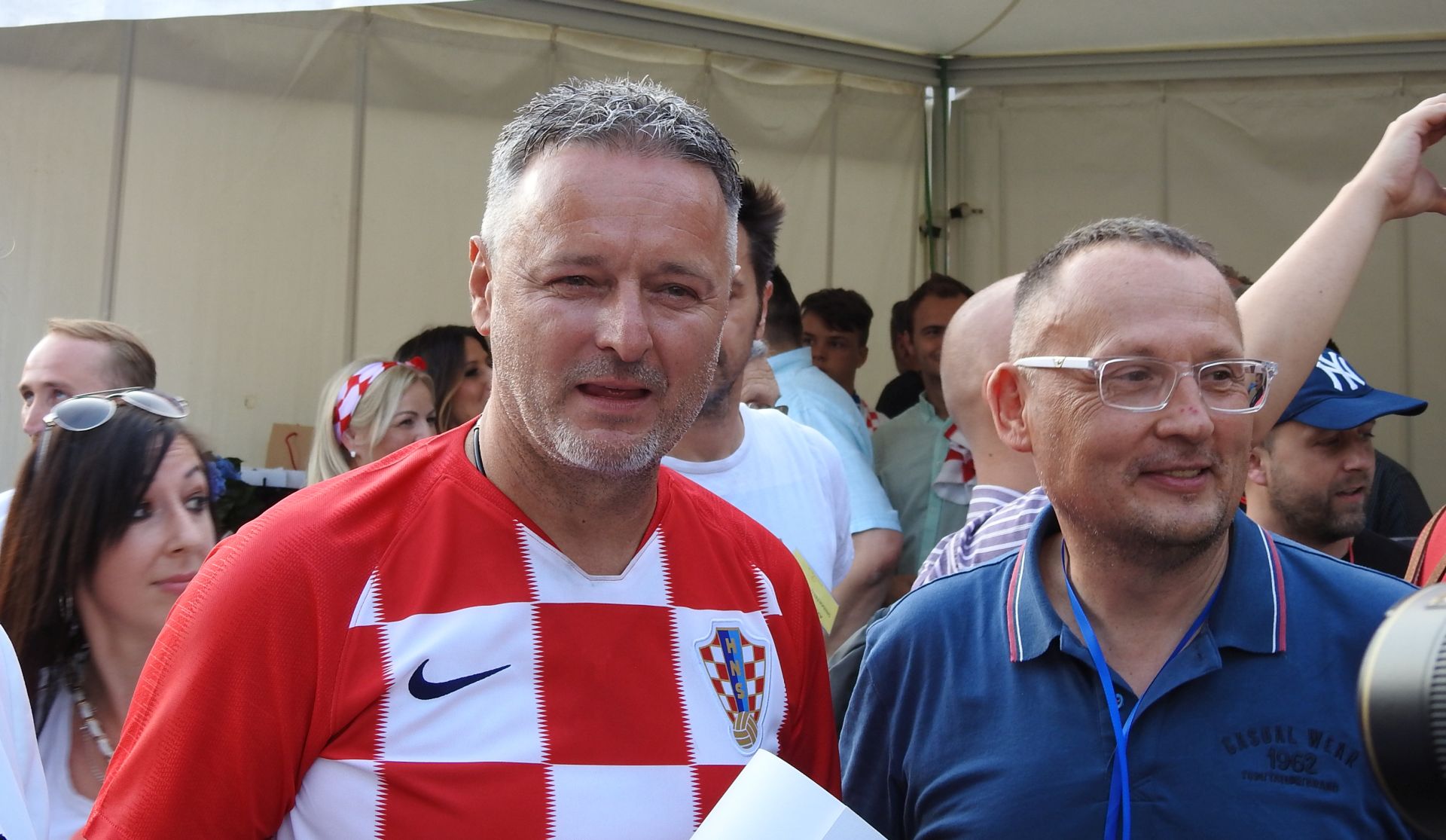 Varadin, 17.07.2018 - Vie tisuæa ljudi okupilo se na Kapucinskom trgu i doèekalo izbornika hrvatske nogometne reprezentacije Zlatka Daliæa i njegov struèni stoer. Na slici Marko Perkoviæ Thompson.
foto HINA/ Sinia KALAJDIJA/ik