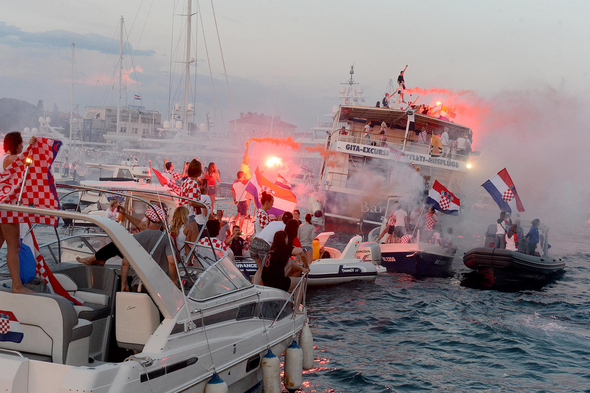 Zadar, 17.07.2018 - Doèek s kopna s mora i iz zraka u utorak naveèer priredili su Zadrani svojoj zadarskoj dici, Vatrenima Luki Modriæu, kapetanu hrvatske nogometne reprezentacije i najboljem igraèu Svjetskog nogometnog prvenstva, imi Vrsaljku, Danijelu Subaiæu i Dominiku Livakoviæu.
foto HINA/ ik