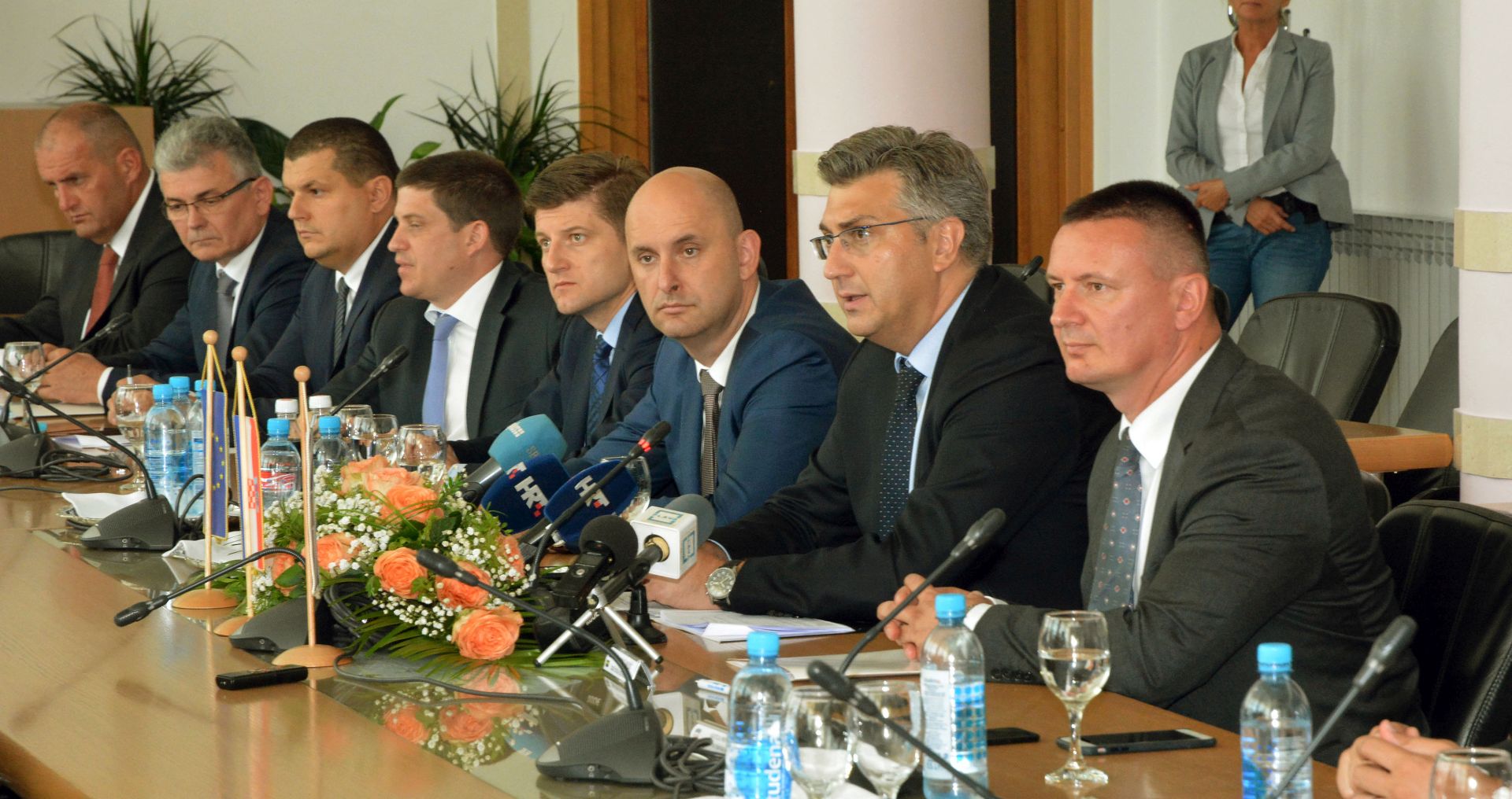 Slavonski Brod, 20.7.2018. -  Predsjednik Vlade Andrej Plenkoviæ na potpisivanju ugovora o projektu izgradnje infrastrukture na luèkom podruèju luke Slavonski Brod. Na fotografiji ministri Oleg Butkoviæ (D). Zdravko Mariæ (D4), Tomislav Toluiæ (D3), premijer Andrej Plenkoviæ (D2).
foto HINA/ ml