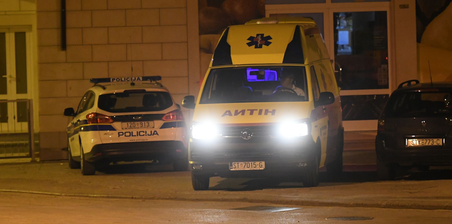Split, 20.07.2018 - Na splitskim inama policija od petka naveèer pokuava odgovoriti mukarca od nauma da se ozlijedi plinom u kuæi u kojoj se najvjerojatnije nalazi sam. na slici vozila policije i hitne pomoæi nedaleko od kuæe.
foto HINA/ mario STRMOTIÆ/ ik