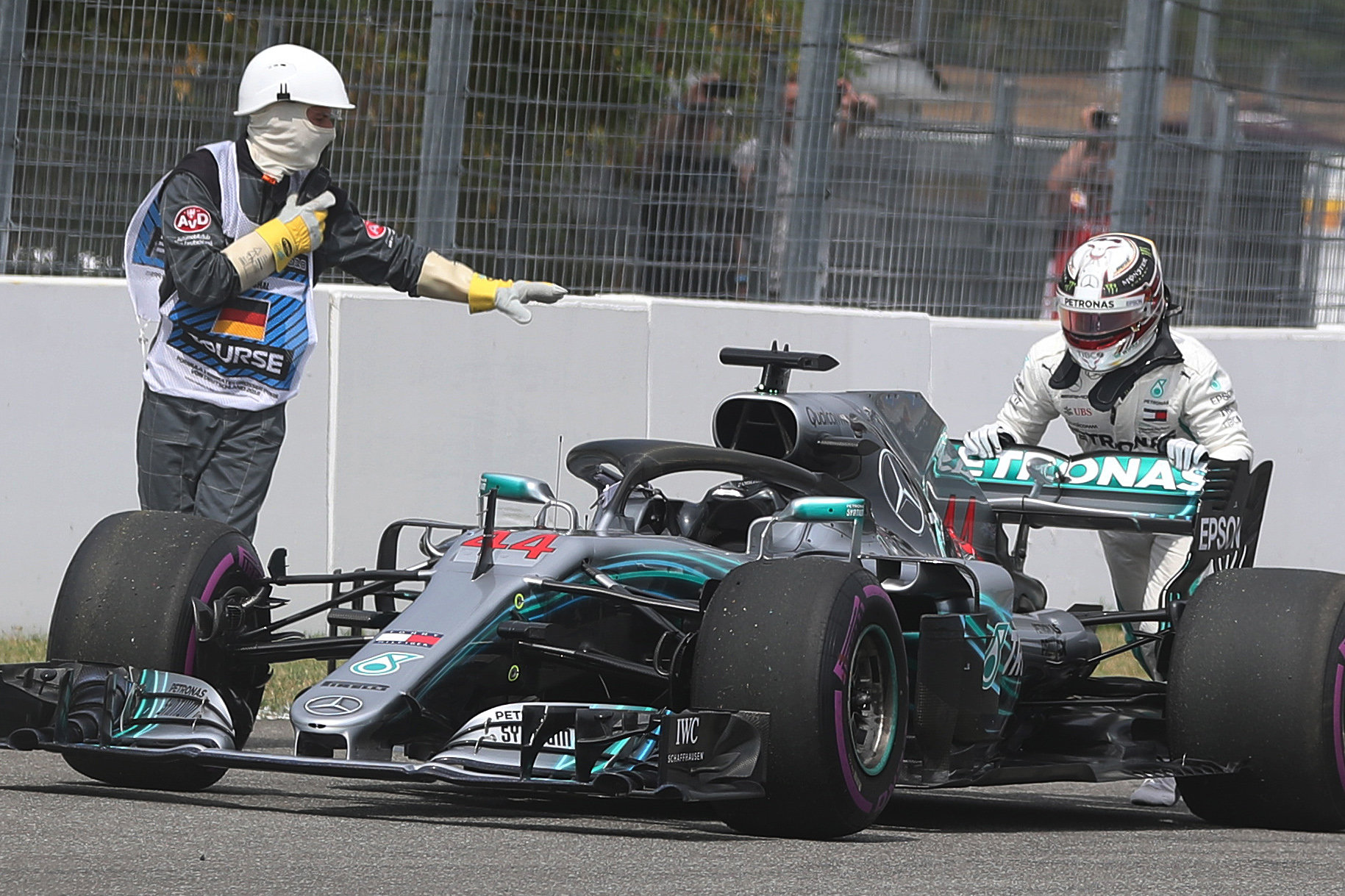 British Formula One driver Lewis Hamilton of Mercedes AMG GP pushes his car after a crash during the qualifying session for the Formula One Grand Prix of Germany in Hockenheim, Germany, 21 July 2018. The race will be held on July 22nd. Photo: Jan Woitas/dpa-Zentralbild/dpa