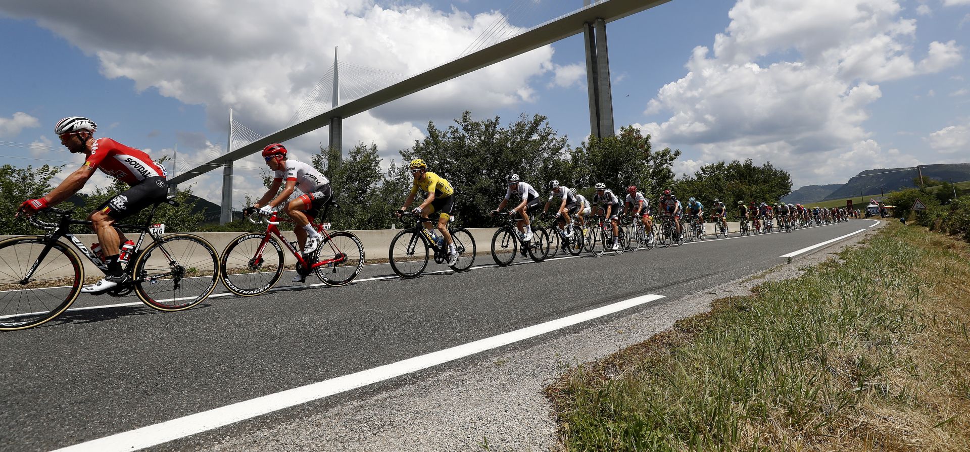 epa06904089 The pack of riders in action under the Viaduc de Millau bridge during the 15th stage of the 105th edition of the Tour de France cycling race over 181,5km between Millau and Carcassonne, France, 22 July 2018.  EPA/SEBASTIEN NOGIER