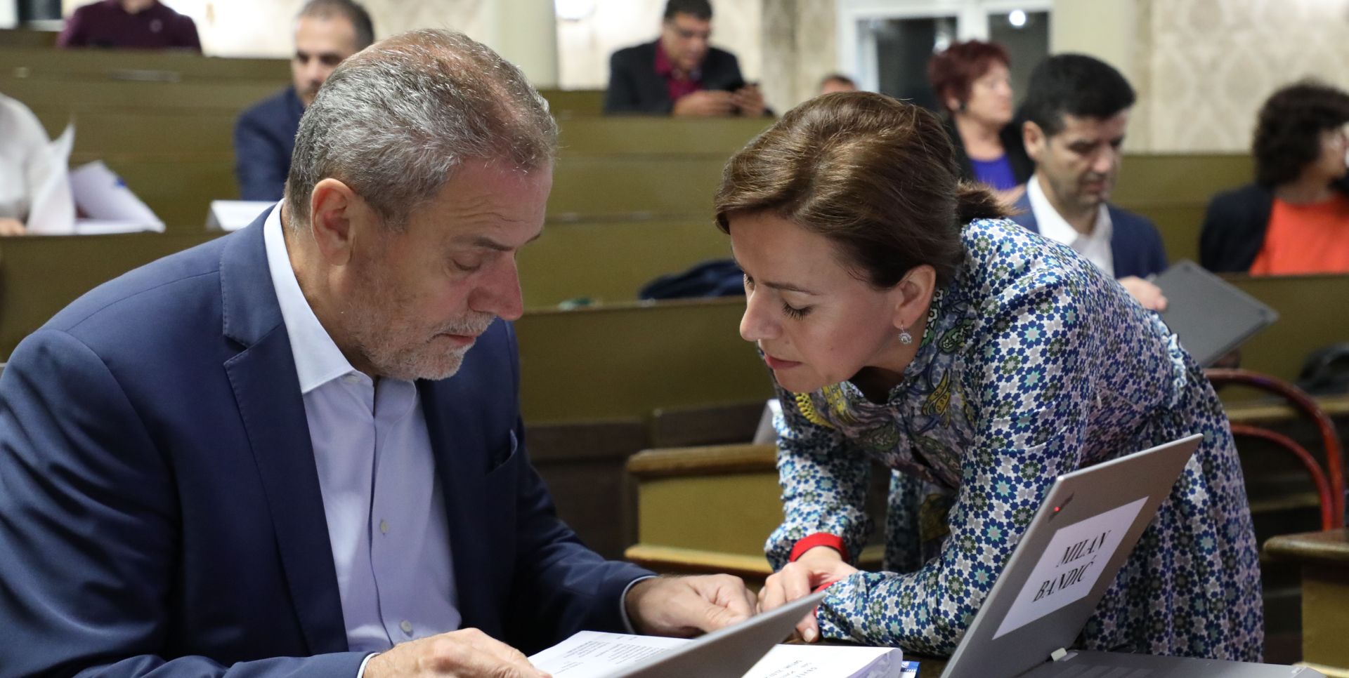 Zagreb, 23.07.2018 - Sjednica zagrebaèke Gradske skuptine , na kojoj se donosi prijedlog o zaduivanju Grada Zagreba za 250 milijuna kuna za realizaciju kapitalnih ulaganja, odnosno za gradnju nerazvrstanih cesta, izgradnju ustanova kulture, predkolskih, kolskih i sportskih objekata, zdravstvenih ustanova te objekata socijalne skrbi.  Na fotografiji Milan Bandiæ.
foto HINA/ Admir BULJUBAIÆ/ abu