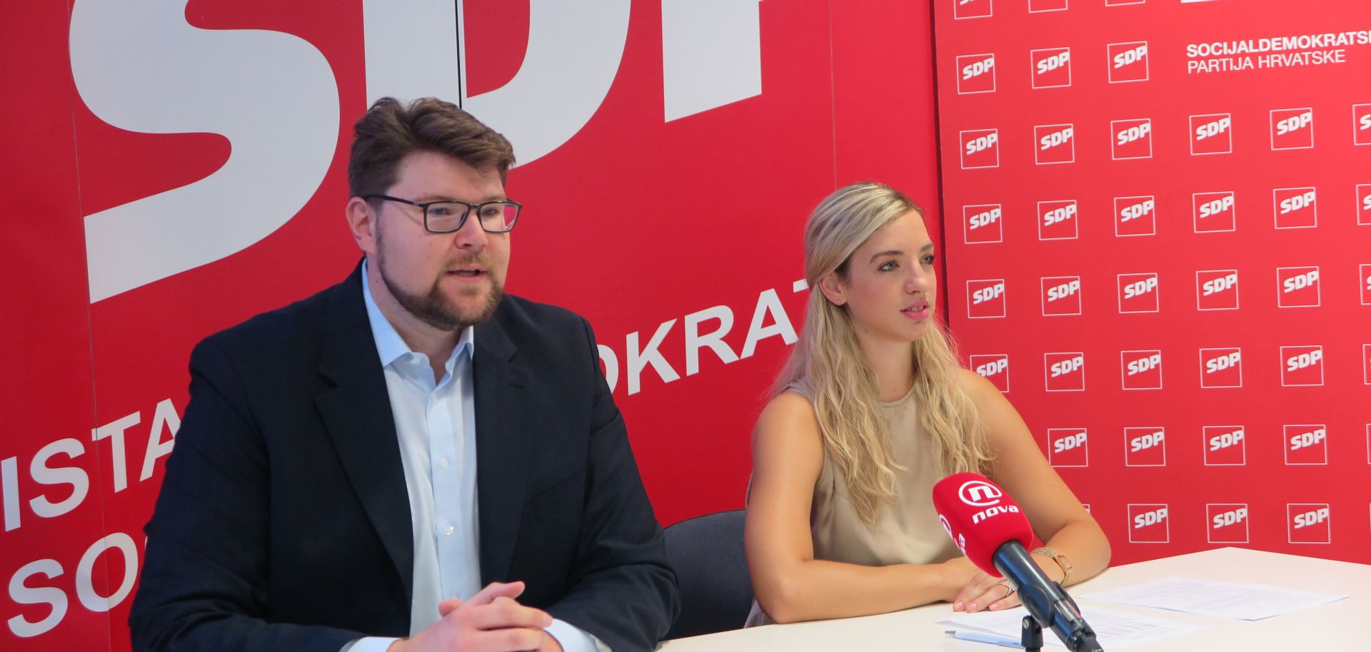 Pula, 24.07.2018 - Konferencija za novinare pulskog SDP-a na kojoj su o poveæanju boravine pristojbe govorili predsjednica te gradske organizacije Sanja Radoloviæ i potpredsjednik SDP-a Peða Grbin.
foto HINA/ Daniel SPONZA/ ik