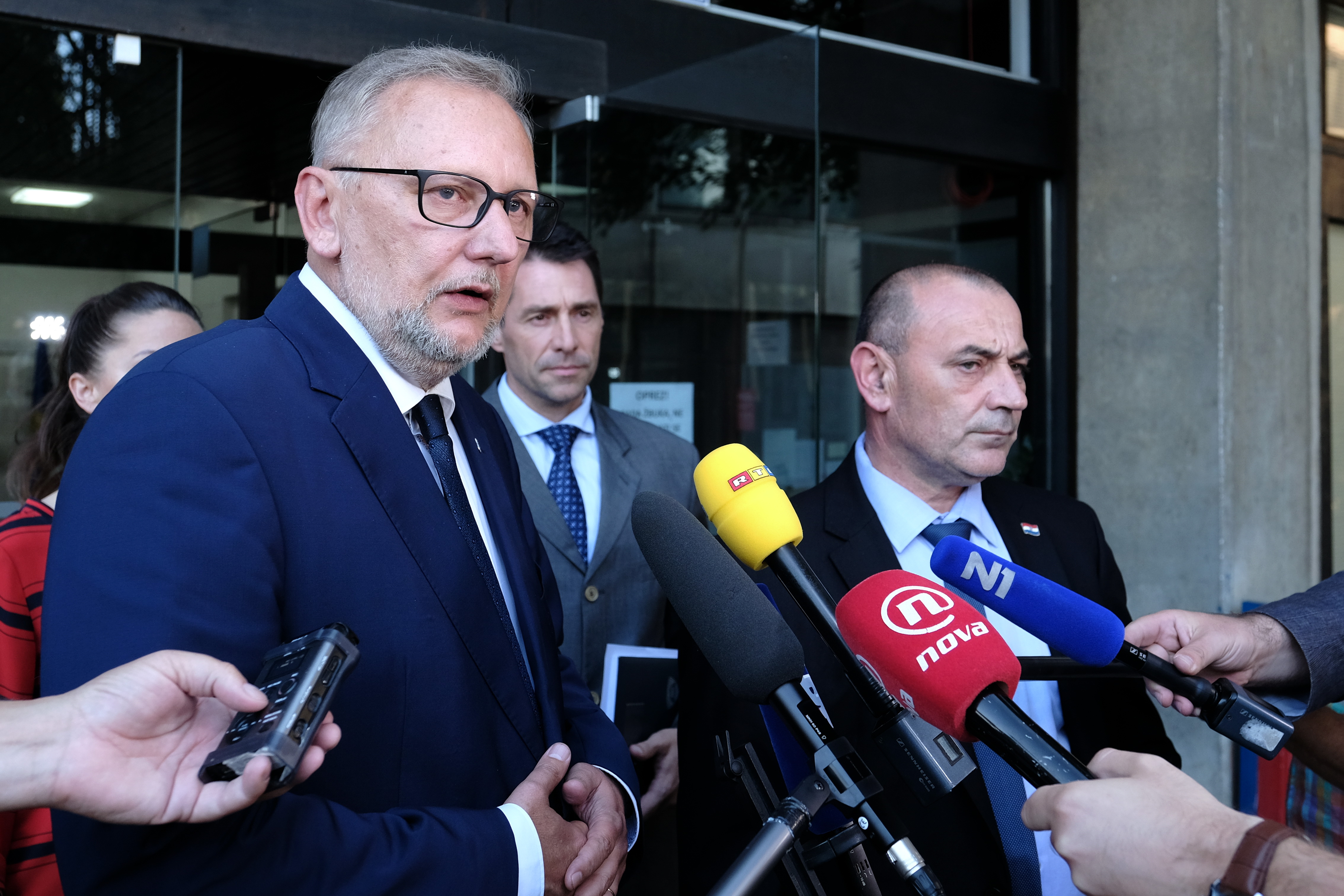 Zagreb, 24.07.2018. - Sastanak predstavnika Udruge specijalne policije iz Domovinskog rata Zorana Marasa i Zbora udruga veterana hrvatskih gardijskih postrojbi Miljenka Kolobarića s ministrom hrvatskih branitelja Tomom Medvedom, ministrom unutarnjih poslova Davorom Božinovićem i ministrom obrane Damirom Krstičevićem u svezi proslave 23. obljetnice VRO Oluja.
Na fotografiji Davor Božinović, Tomo Medved. 
foto HINA/ Edvard ŠUŠAK/ es