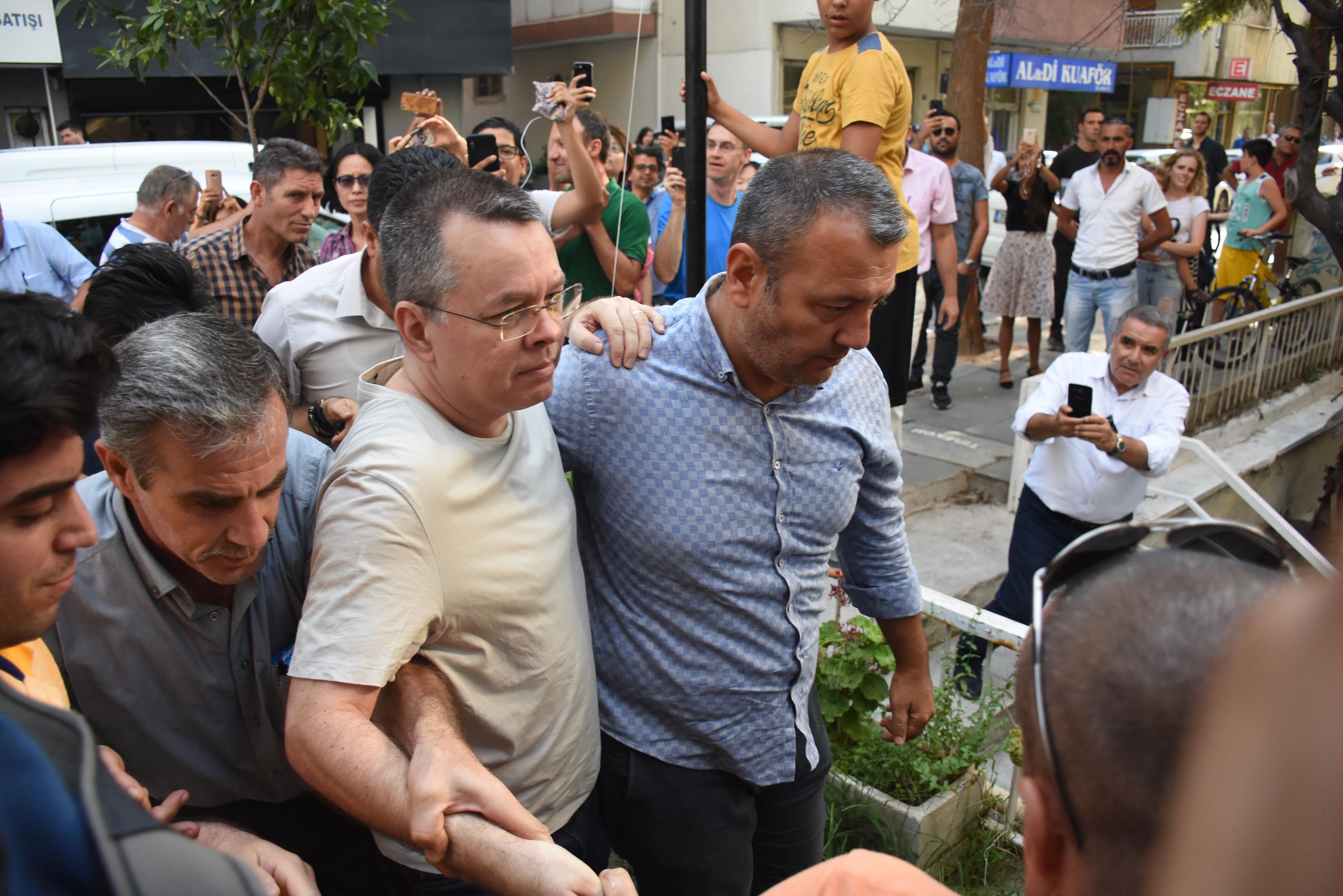 epa06910221 US pastor Andrew Brunson (C) is released from jail and will be put under house arrest during the duration of his trial, at Aliaga Prison in Izmir, Turkey, 25 July 2018. The US pastor has been in custody for two years under terror and espionage charges.  EPA/MUSTAFA KOPRULU