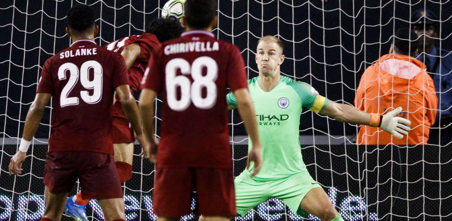 epa06910739 Manchester City's Joe Hart (R) is unable to stop a header by Liverpool's Mohammed Salah (3-L) during the second half of the International Champions Cup soccer match between Manchester City and Liverpool at MetLife Stadium in East Rutherford, New Jersey, USA, 25 July 2018.  EPA/JUSTIN LANE