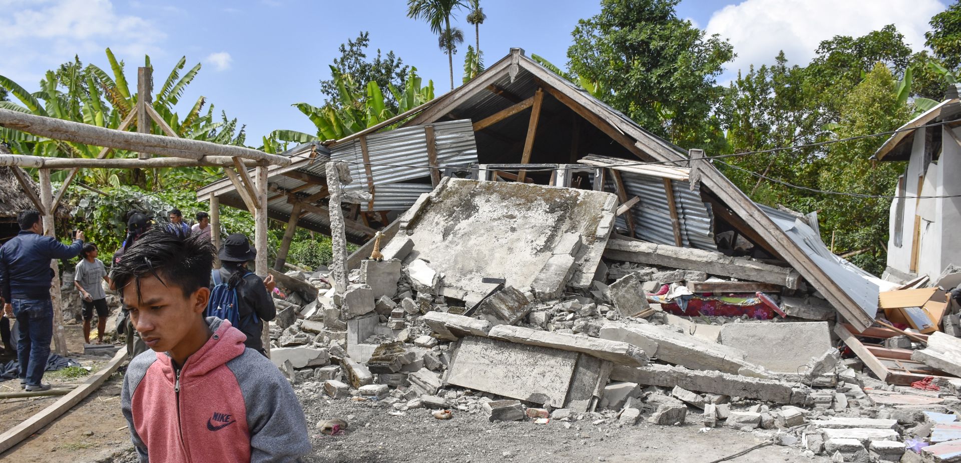 epa06917098 A view of a collapsed house after an earthquake struck in Lombok, West Nusa Tenggara, Indonesia, 29 July 2018. A 6.4 magnitude quake hit the central Indonesian island of Lombok, Indonesia on 29 July, killing at least 10 people.  EPA/EKA RAMADANI