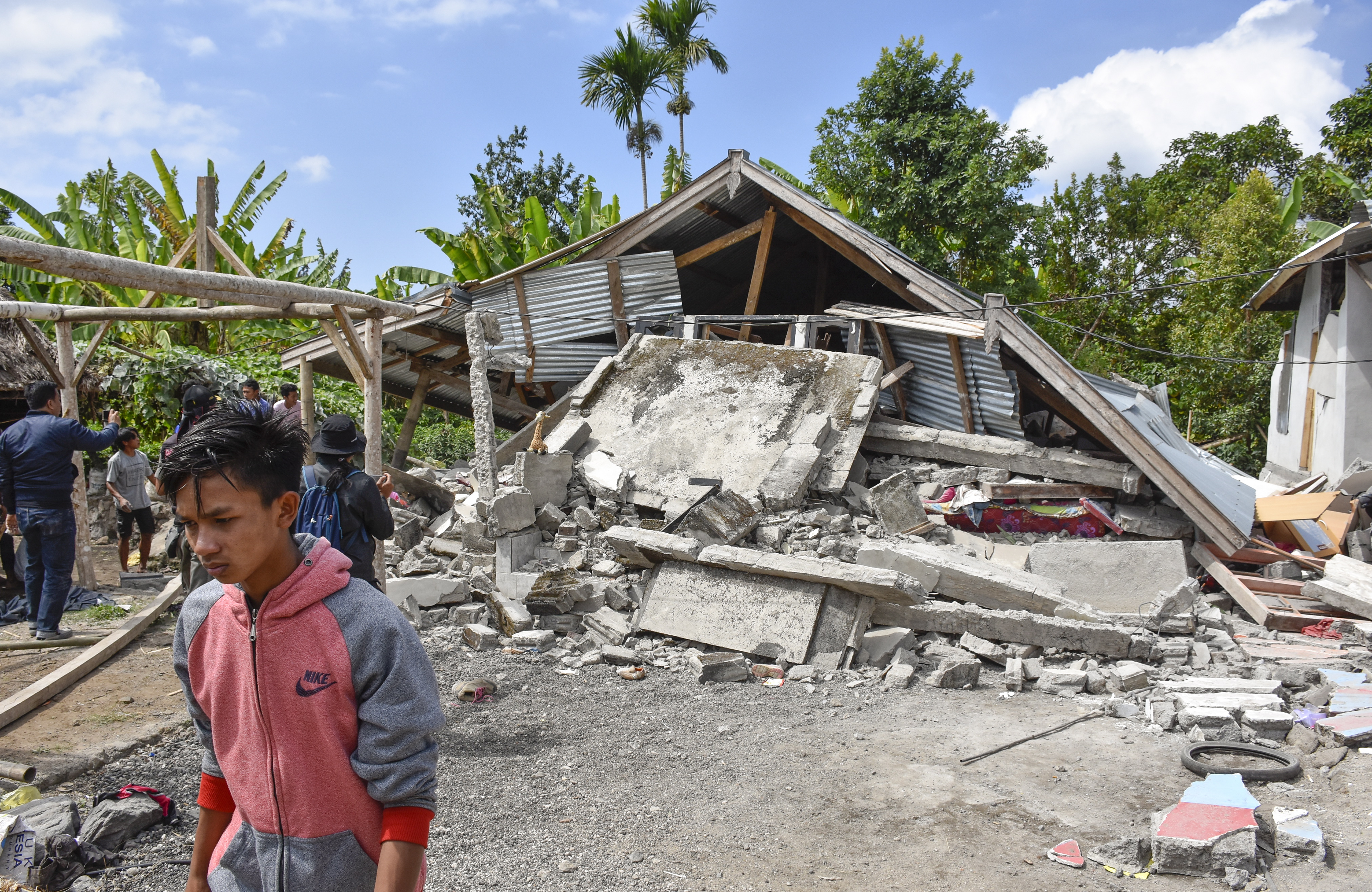 epa06917098 A view of a collapsed house after an earthquake struck in Lombok, West Nusa Tenggara, Indonesia, 29 July 2018. A 6.4 magnitude quake hit the central Indonesian island of Lombok, Indonesia on 29 July, killing at least 10 people.  EPA/EKA RAMADANI