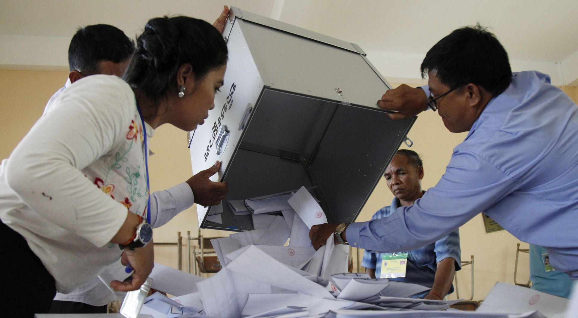 epa06917217 Cambodian National Election Committee officials count ballots at a polling station in Phnom Penh, Cambodia, 29 July 2018. Cambodia's sixth national assembly elections are held on 29 July.  EPA/MAK REMISSA