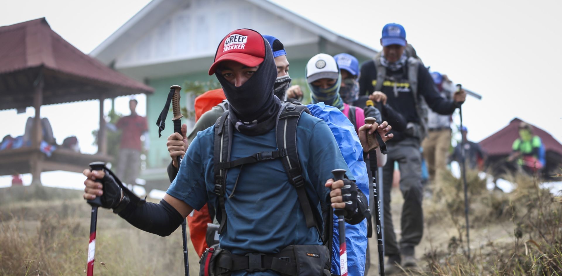 epa06919044 Local and foreign climbers walk down from Mount Rinjani during an evacuation a day after the earthquake in Lombok, West Nusa Tenggara province, Indonesia, 30 July 2018. Rescue workers attempted to evacuate hundreds of stranded climbers in mount Rinjani, a day after the 6.4 earthquake struck the island kiling at least 14 people.  EPA/STR