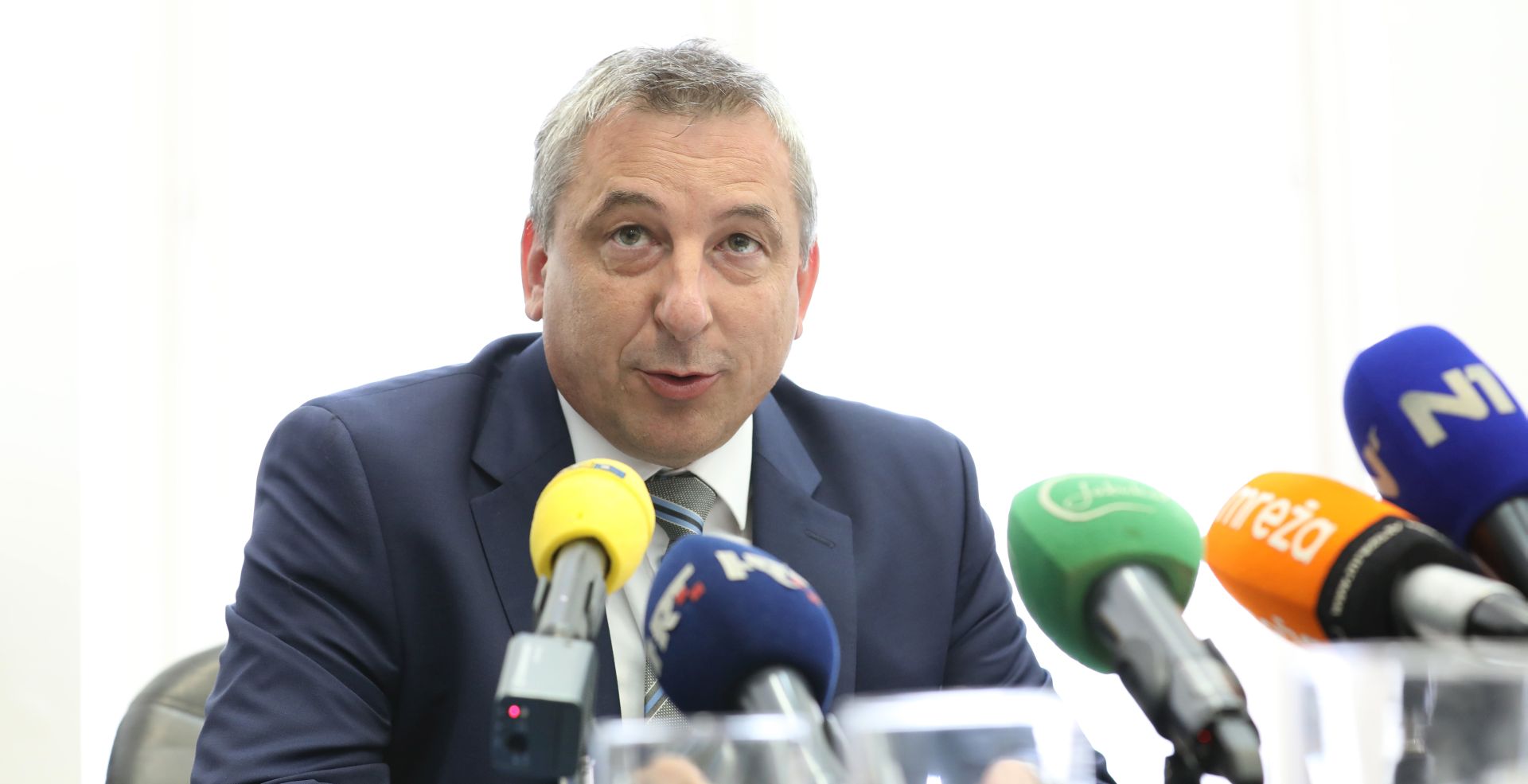 Zagreb, 31.07.2018 -  Ministar graditeljstva i prostornoga ureðenja Predrag tromar predstavio je hodogram aktivnosti uz subvencioniranje stambenih kredita za mlade. Objavljene su i informacije o javnom pozivu za stambeno zbrinjavanje graðana èije su kuæe sruene ili oteæene u klizitima. Ministar je najavio i aktivnosti uz energetsku obnovu javnih zgrada i obiteljskih kuæa. Na fotografiji Predrag tromar.
foto HINA/ Admir BULJUBAIÆ/ abu