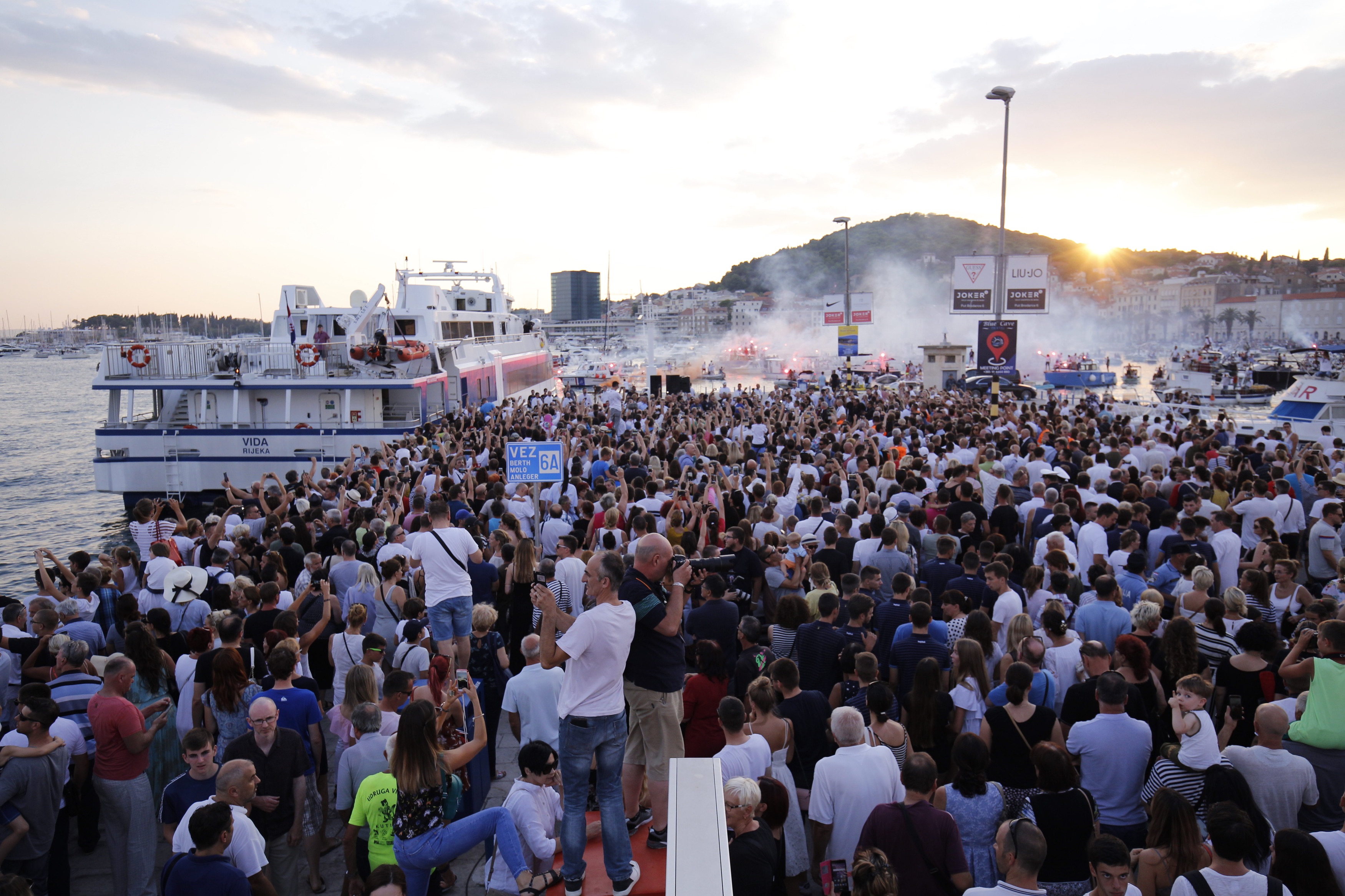 Split, 31.07.2018. - Na splitskoj Rivi organiziran je posljednji ispraćaj velikana hrvatske glazbe Olivera Dragojevića. Na desetke tisuća građana ispratilo je lijes od crkve Sv. Frane do gata Sv. Nikole gdje je ukrcan na katamaran i prevezen u rodnu Velu Luku. 
foto HINA/ Miroslav Lelas/ lm