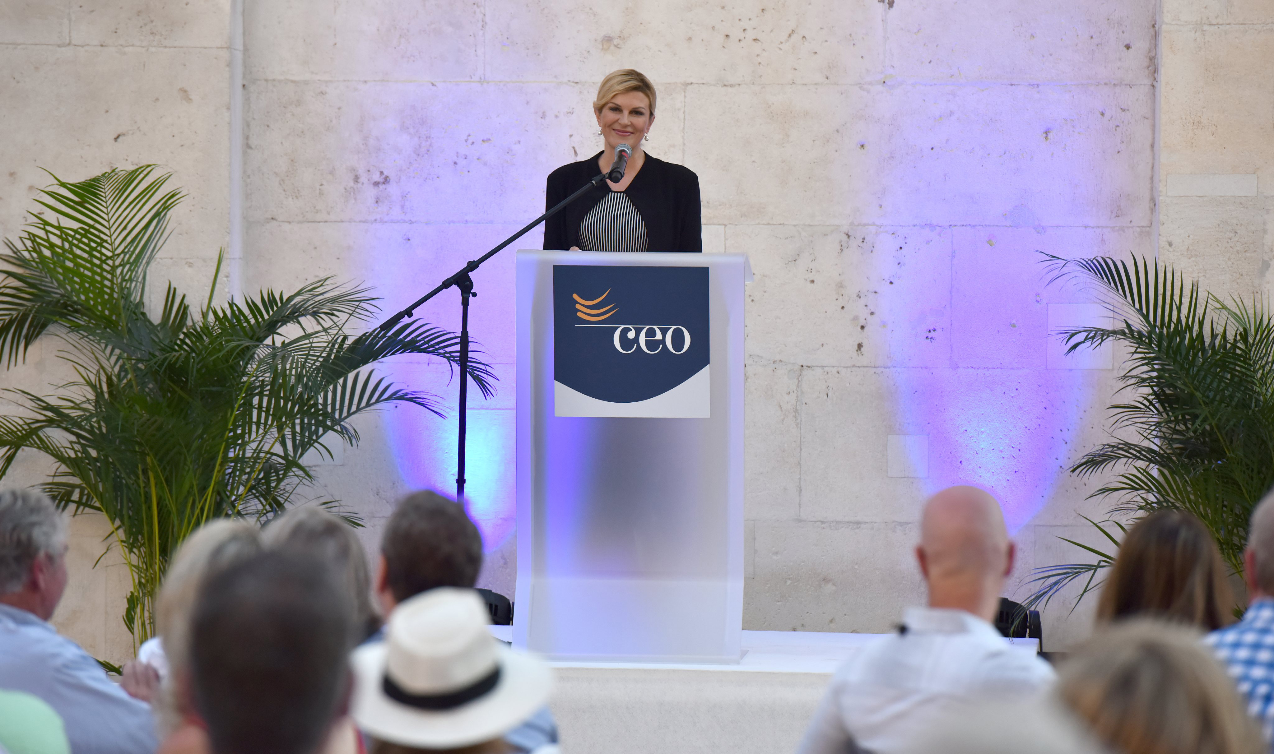 ibenik, 31.07.2018 - Uspjeni poslovni ljudi iz cijelog svijeta, njih dvjestotinjak, udruenih u ekskluzivnu amerièku organizaciju Chief Executive Organization (CEO) borave u Hrvatskoj, a okupili su se u utorak u ibeniku gdje im je investicijske moguænosti u Hrvatsku predstavila predsjednica Kolinda Grabar Kitaroviæ.
foto HINA/ Ured predsjednice RH/ ik