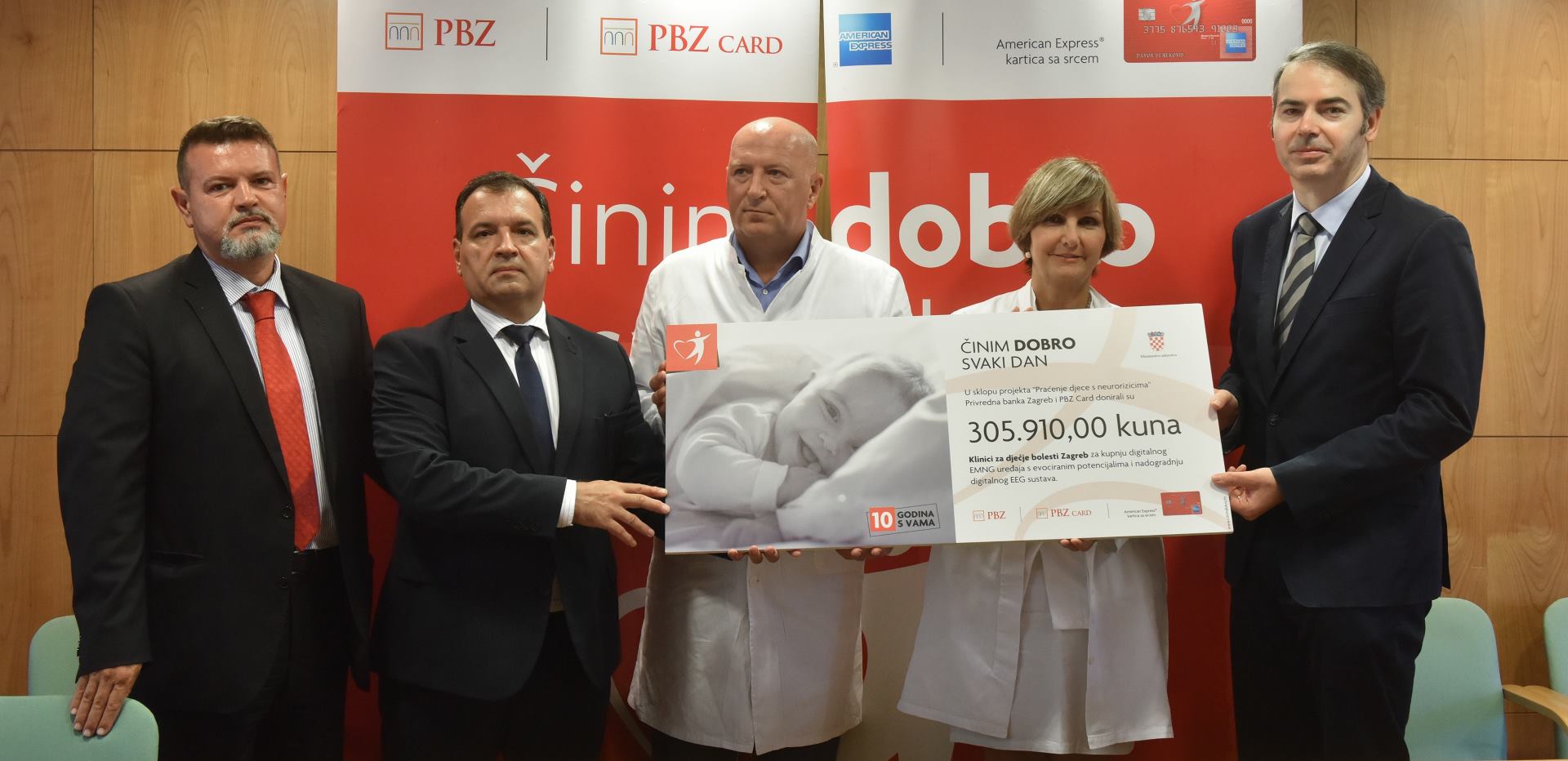  (s lijeva na desno) Mario Jurišić, član Uprave PBZ Carda; prim. dr. sc. Vili Beroš, pomoćnik ministra zdravstva; prof.dr.sc. Goran Roić, ravnatelj Klinike za dječje bolesti Zagreb; doc.dr.sc. Vlasta Đuranović, voditeljica Odjela neuropedijatrije; Dinko Lucić, predsjednik Uprave PBZ-a