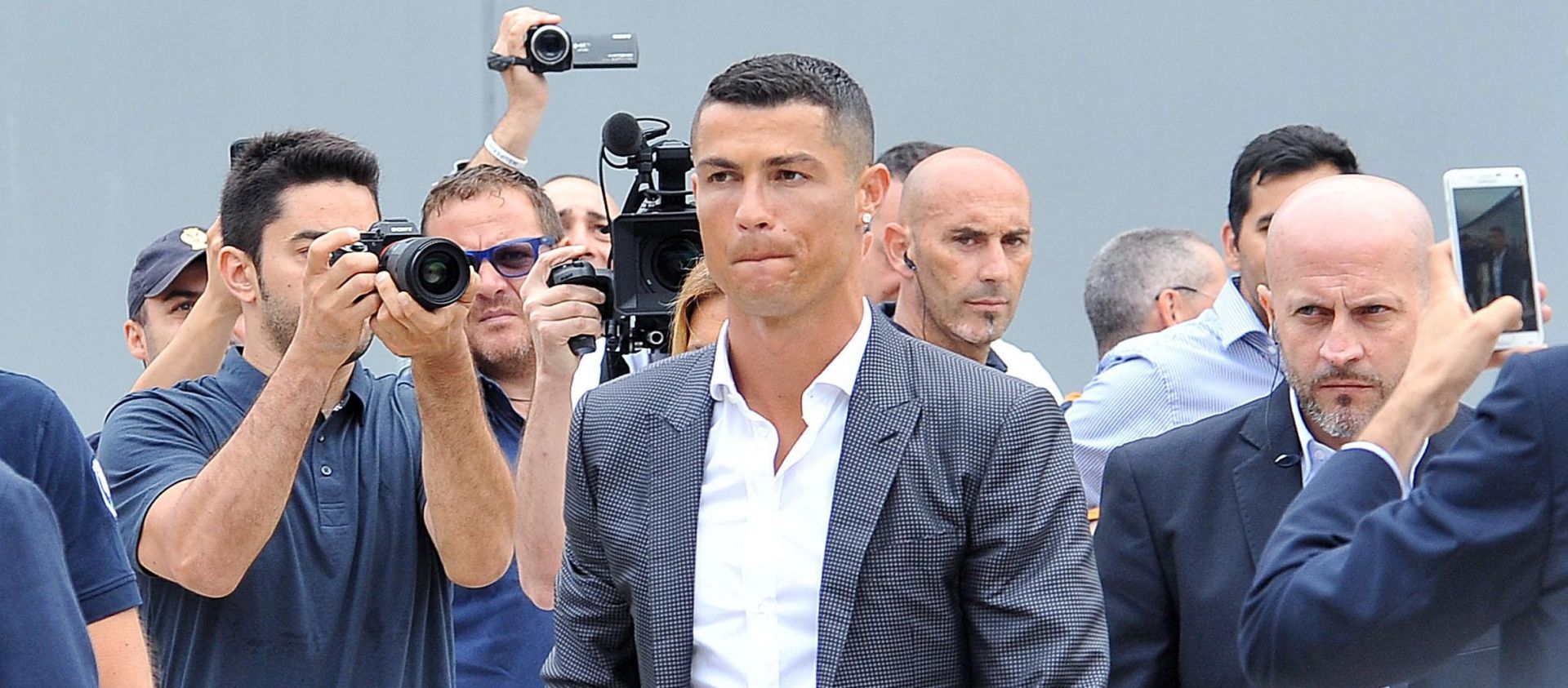 epa06892567 New Juventus soccer player Cristiano Ronaldo (C) of Portugal arrives at Juventus J Medical in Turin, Italy, 16 July 2018. Cristiano Ronaldo joins Italian Serie A side Juventus FC.  EPA/ALESSANDRO DI MARCO