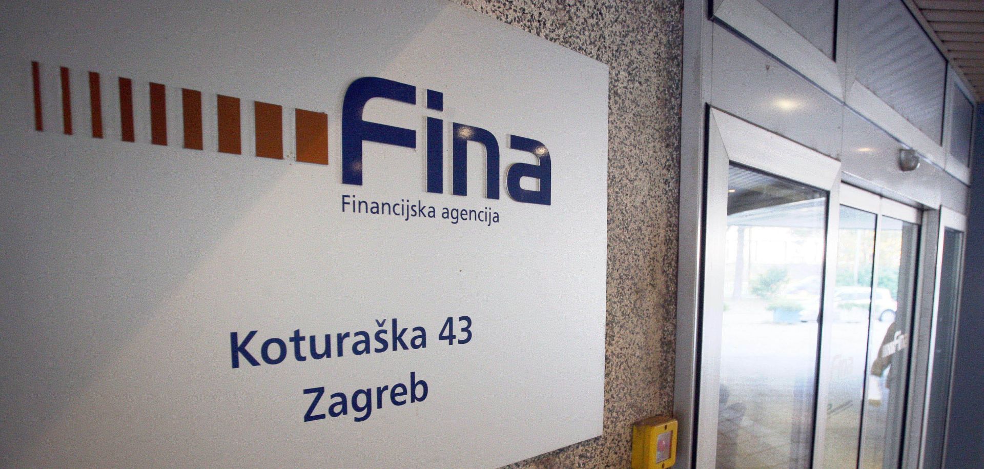 Zagreb, 19.11.2013 - Krajem listopada zbog neizvrenih osnova za plaæanje u blokadi je bilo 59.858 poslovnih subjekata s ukupnim dugovanjima od gotovo 34,2 milijarde kuna, a u blokadi je bilo i 290.447 graðana èija dugovanja premauju 22,6 milijardi kuna, pokazuju podaci koje je Financijska agencija (Fina) objavila na svojim mrenim stranicama. Arhivska fotografija od 16.11.2011. godine prikazuje ulaz u poslovnicu Fine u Koturakoj ulici u Zagrebu.
foto FaH/ Damir SENÈAR/ ds