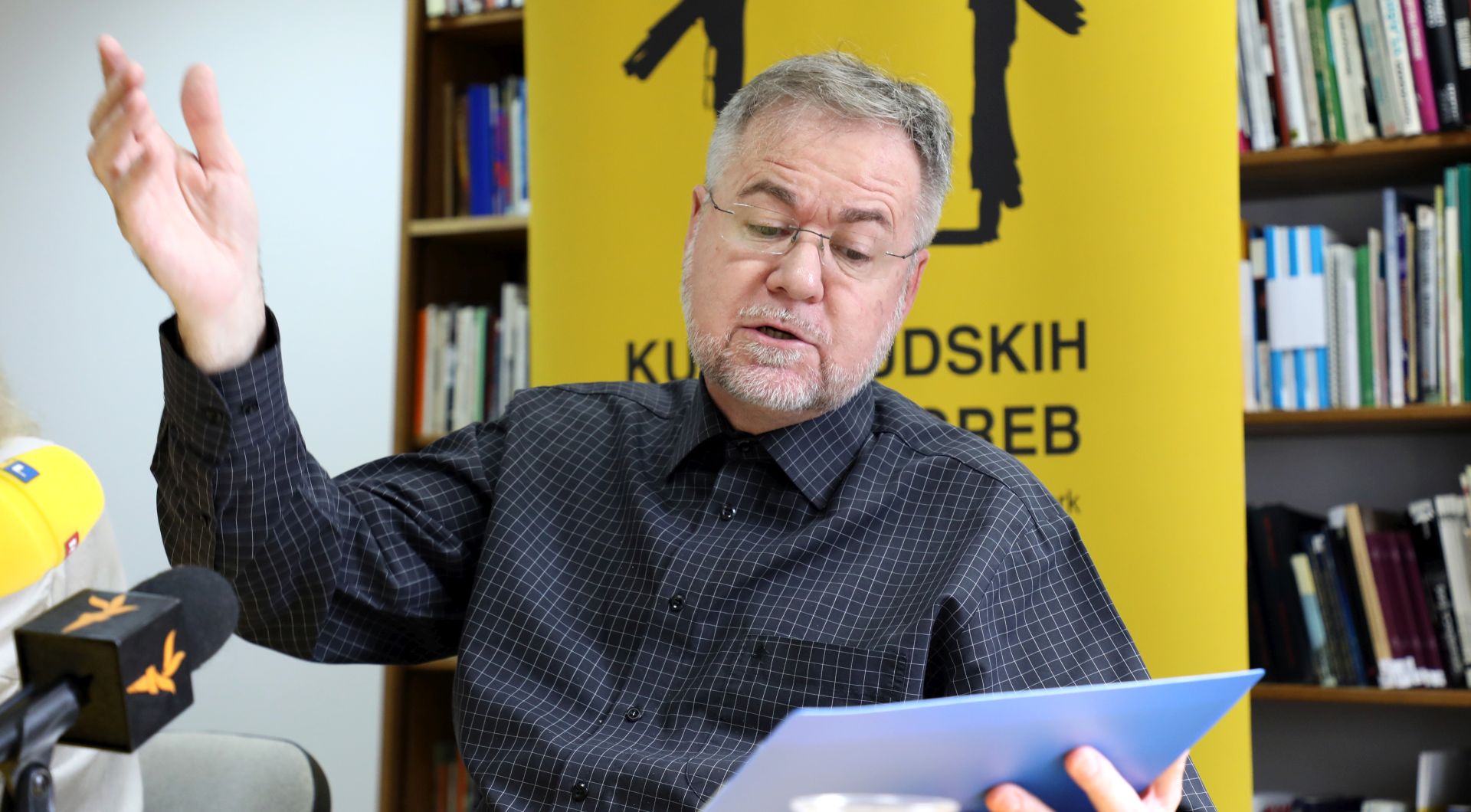 Zagreb, 03.08.2018 - Konferencija za novinare Documente  Centra za suoèavanje s proloæu, u povodu, kako navode, predstojeæe obljetnice Vojno redarstvene operacije Oluja i podnoenja zahtjeva za pristup informacijama Ministarstvu unutarnjih poslova RH i Dravnom odvjetnitvu RH o poduzetim radnjama u vezi sa stradanjem u selima Komiæ i Poljice 12. kolovoza 1995.. Iako su stradanja u spomenutim selima nekadanje opæine Korenica prijavljena policiji neposredno nakon poèinjena zloèina, istraga je jo uvijek u tijeku, kau iz Documente. Na fotografiji Drago Pilsel.
foto HINA/ Admir BULJUBAIÆ/ abu
