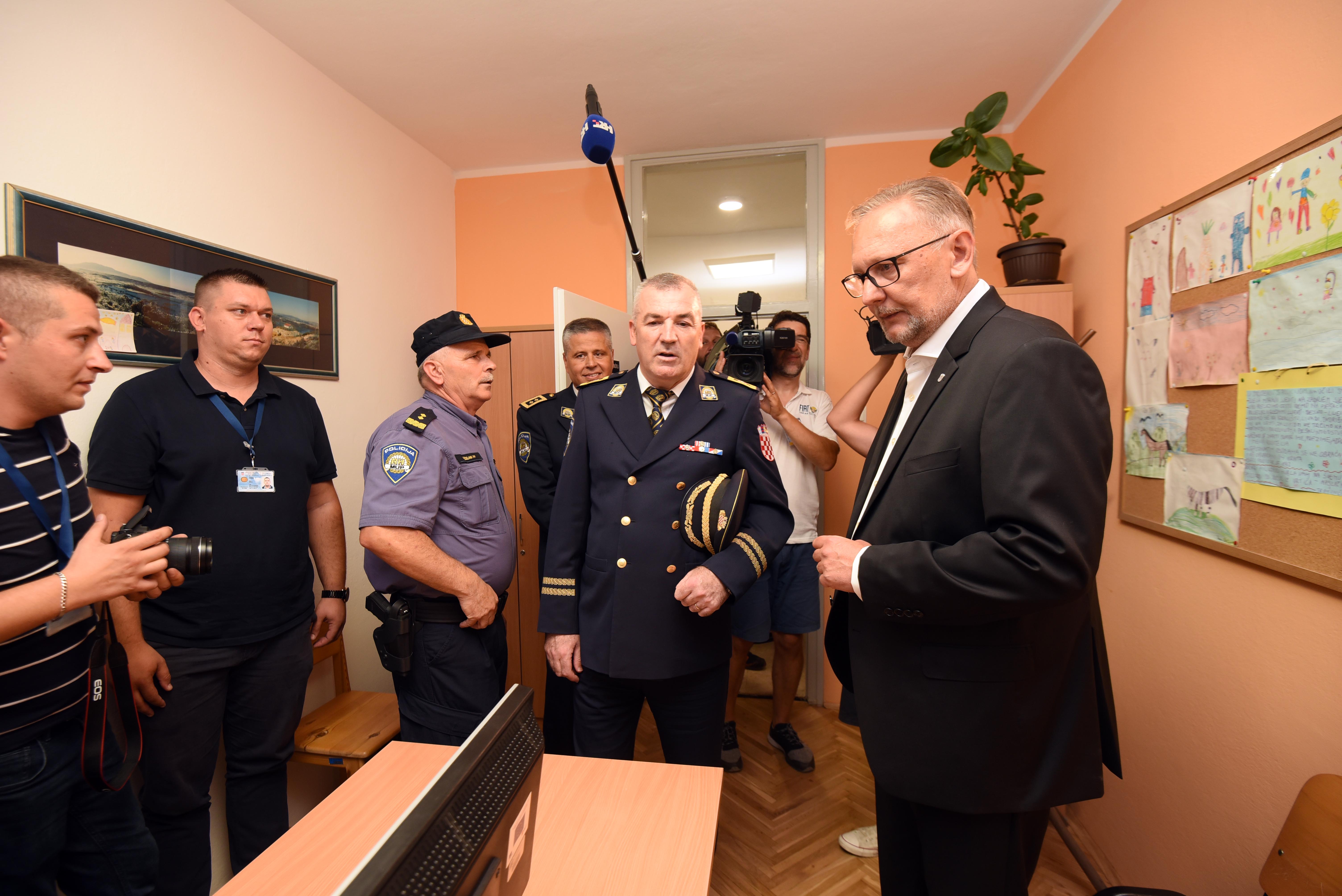 Knin, 04.08.2018.  Ministar unutarnjih poslova dr. sc. Davor Božinović posjetio je Policijsku postaju Knin te obišao novouređene prostorije postaje, koja nije obnavljana još od 1995. godine. foto HINA/ Mario STRMOTIĆ/ ms