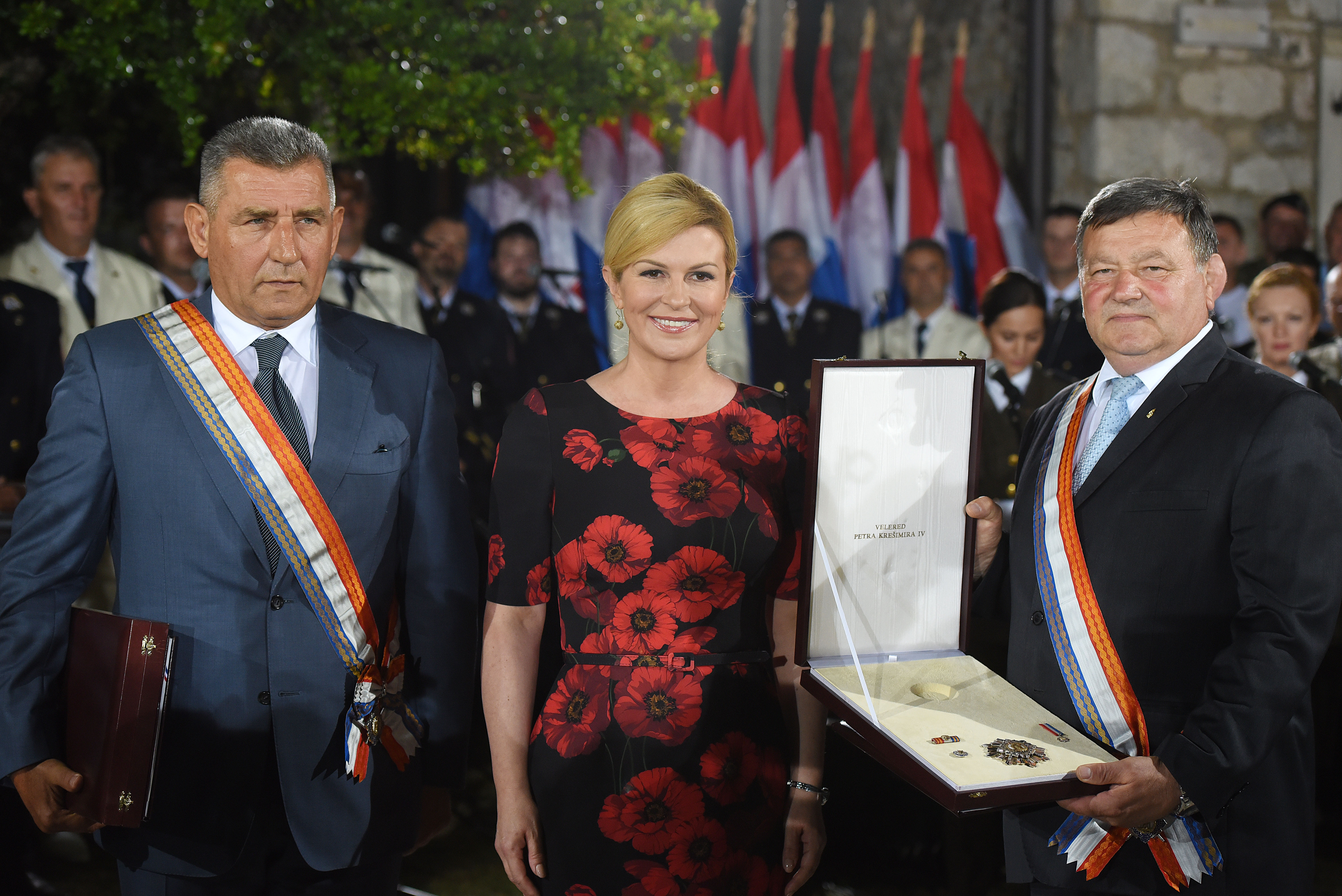 Knin, 04.08.2018. - Svečani prijem ratnih zapovjednika iz Domovinskog rata na kninskoj tvrđavi. Na slici predsjednica Republike Kolinda Grabar Kitarović uručuje odlikovanje umirovljenim general-pukovnicima Anti Gotovini i Mladenu Markaču.
foto HINA/ Mario STRMOTIĆ/ ua