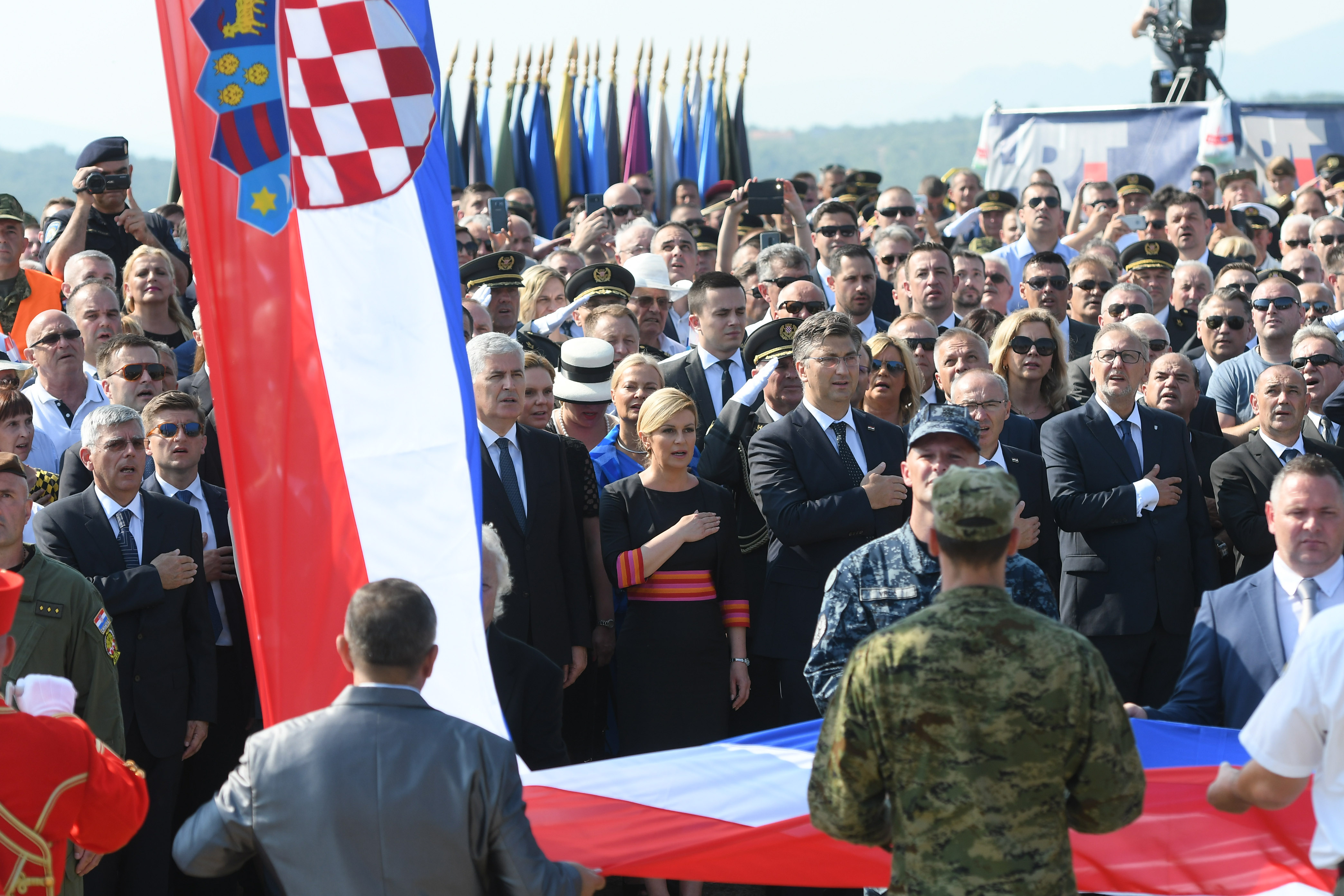 Knin, 5.8.2018 - Program obiljeavanja Dana pobjede i domovinske zahvalnosti i Dana hrvatskih branitelja te 23. obljetnice vojno-redarstvene operacije "Oluja" na Kninskoj tvrðavi zapoèeo je èitanjem povjesnice o VRO Oluja, zvonjavom crkvenih zvona i podizanjem zastave RH. 
foto HINA/ Mario STRMOTIÆ/ ua