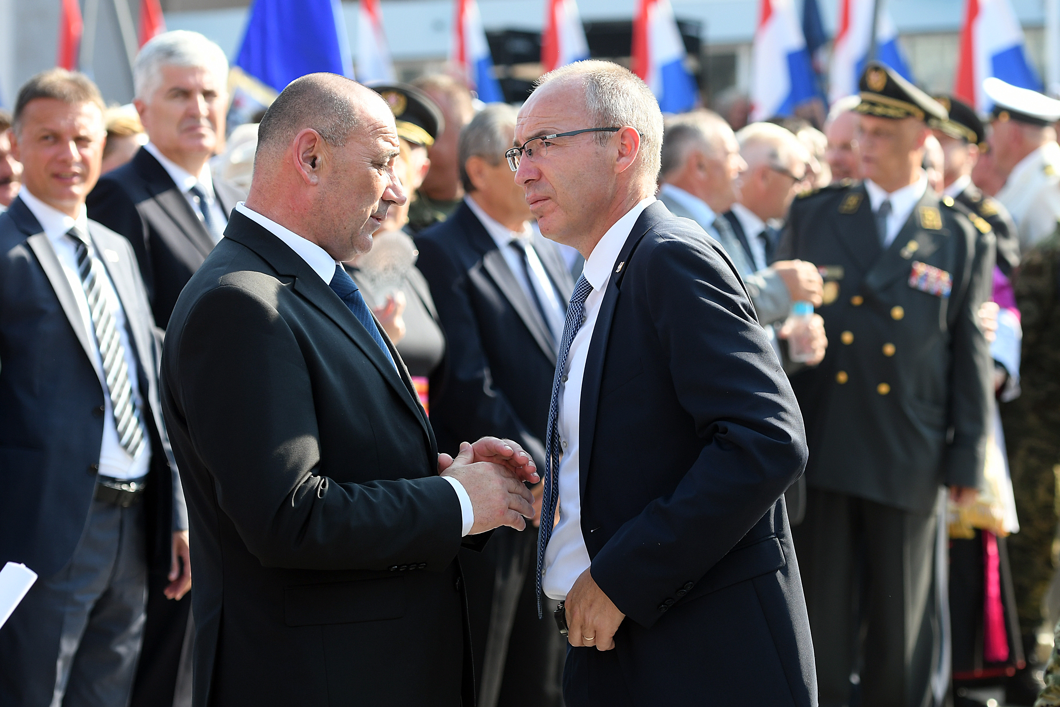 Knin, 5.8.2018 - Središnje obilježavanje Dana pobjede i domovinske zahvalnosti i Dana hrvatskih branitelja te 23. obljetnice vojno-redarstvene operacije (VRO) Oluja u Kninu. Na slici Damir Krstičević i Tomo Medved.
foto HINA/ Mario STRMOTIĆ/ ua