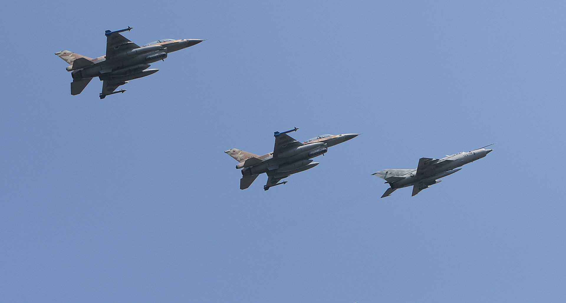 Knin, 5.8.2018 - Dva izraelska borbena aviona F-16 u formacijskom letu s dva hrvatska MiG-a 21 preletjela su u nedjelju iznad Kninske tvrđave u sklopu svečanog programa obilježavanja Dana pobjede i domovinske zahvalnosti i Dana hrvatskih branitelja te 23. obljetnice vojno-redarstvene operacije (VRO) Oluja.
foto HINA/ Mario STRMOTIĆ/ ua