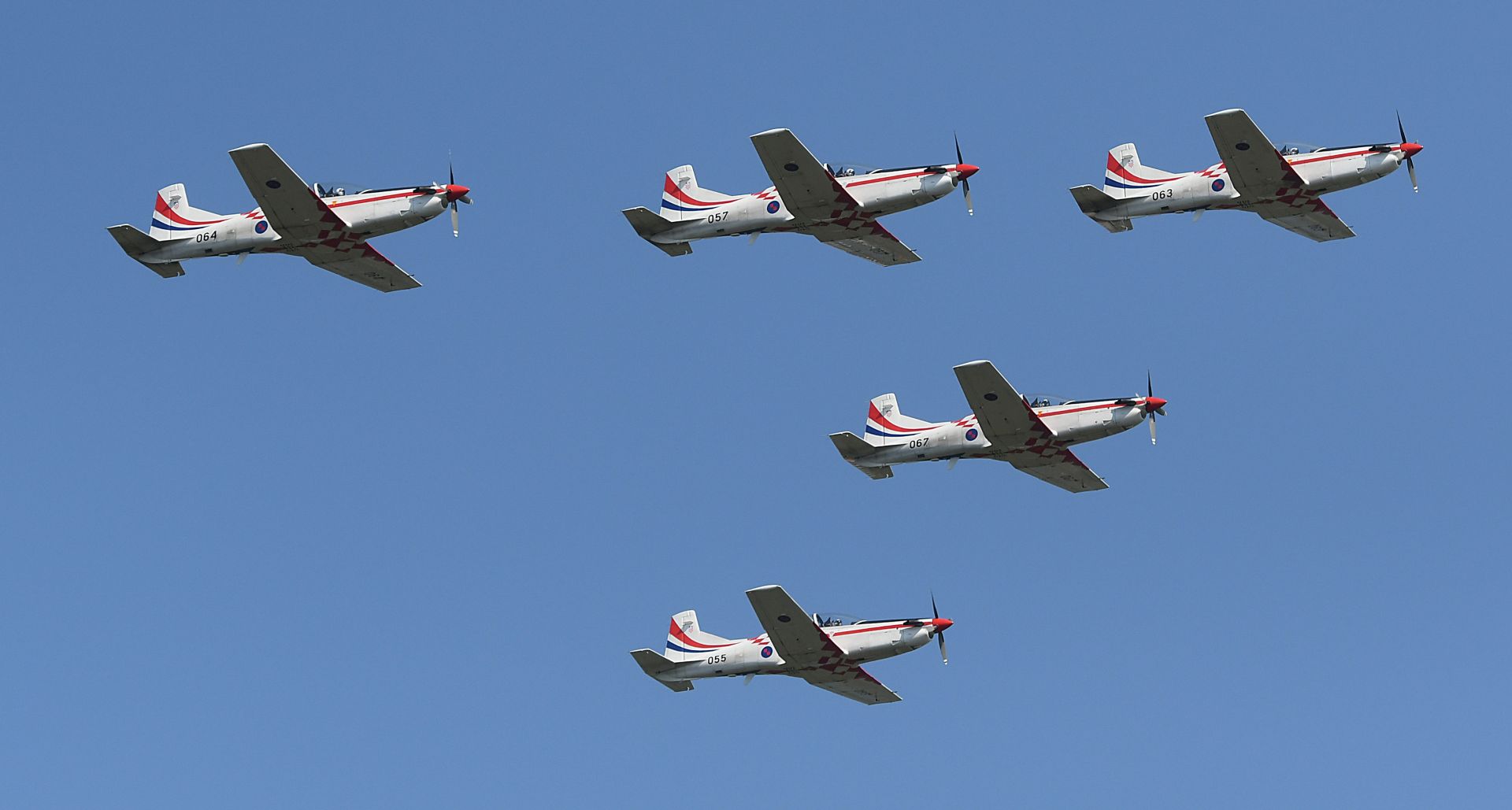 Knin, 5.8.2018 - Središnje obilježavanje Dana pobjede i domovinske zahvalnosti i Dana hrvatskih branitelja te 23. obljetnice vojno-redarstvene operacije (VRO) Oluja u Kninu. Na slici nastup akro grupe HRZ-a "Krila Oluje".
foto HINA/ Mario STRMOTIĆ/ ua