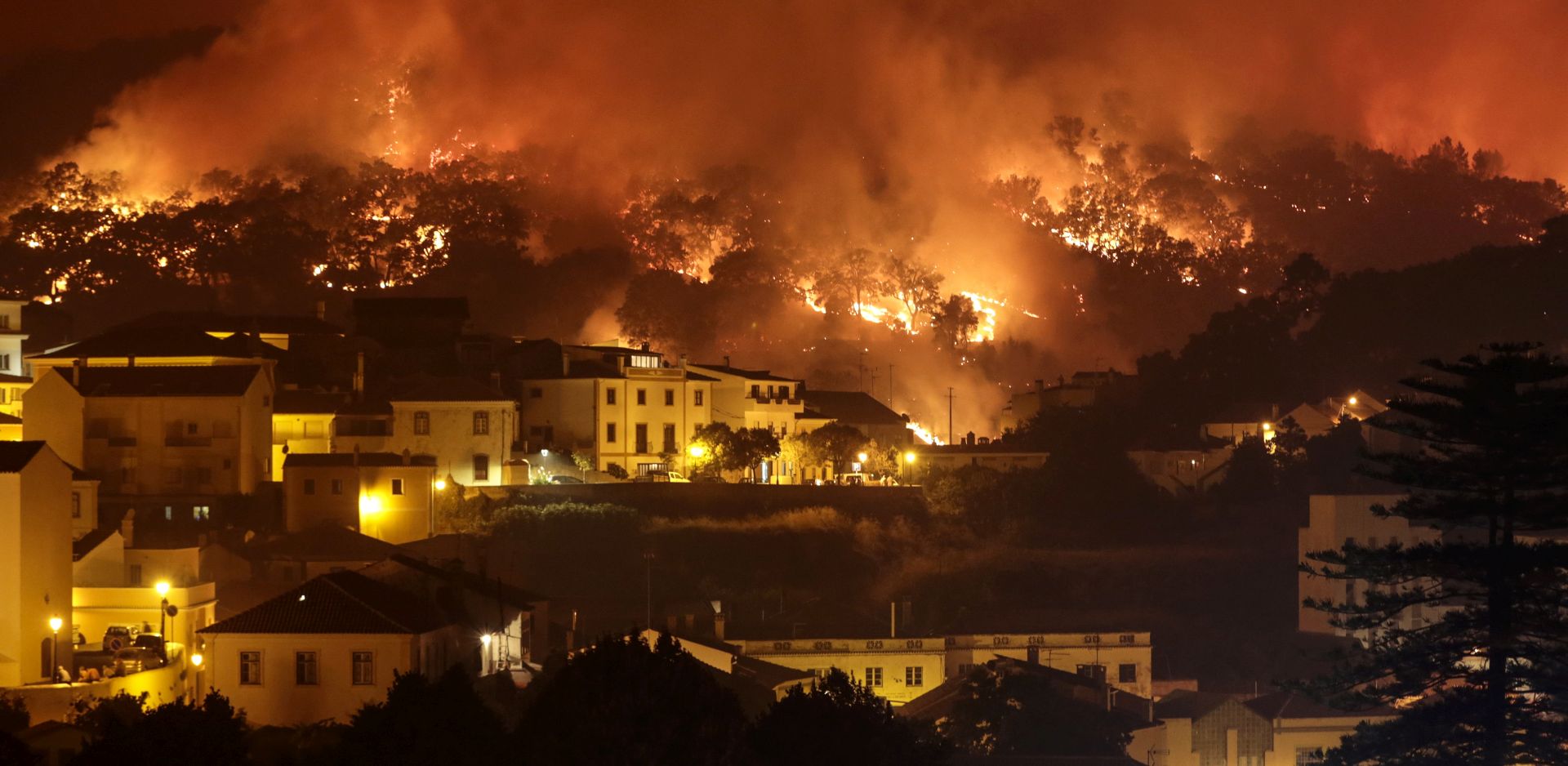 epa06929987 A forest fire burns on a hill in Monchique, Portugal, 05 August 2018. Over 800 firefighters, 220 vehicles and nearly 10 airplanes are fighting the forest fire.  EPA/FILIPE FARINHA