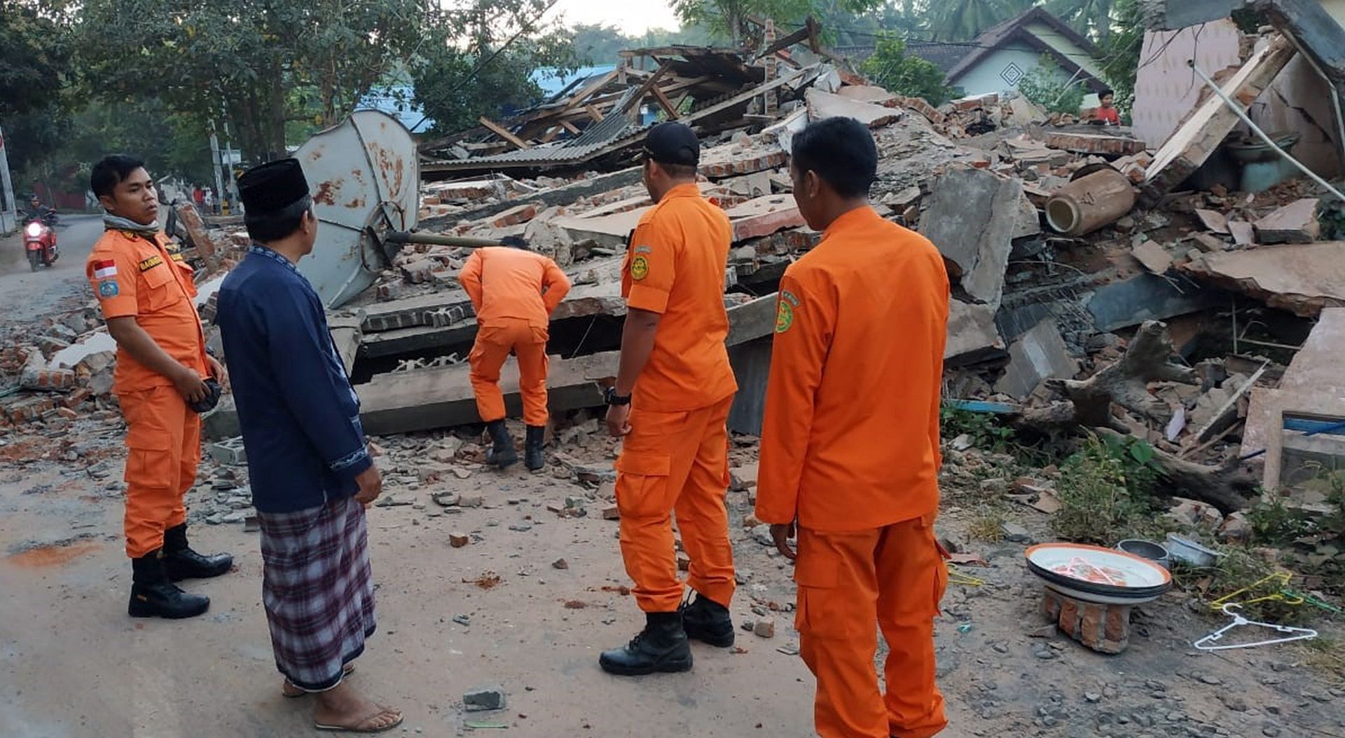 epa06930012 A handout photo made available by Indonesian Search and Rescue (Basarnas) shows rescuers inspecting collapsed houses after an earthquake struck in North Lombok, West Nusa Tenggara, Indonesia, 06 August 2018. According to reports, a 7.0 magnitude quake hit Indonesia's island of Lombok on 05 August killing at least 82 people.  EPA/BASARNAS / HANDOUT HANDOUT, EDITORIAL USE ONLY NO SALES, BEST QUALITY AVAILABLE HANDOUT EDITORIAL USE ONLY/NO SALES