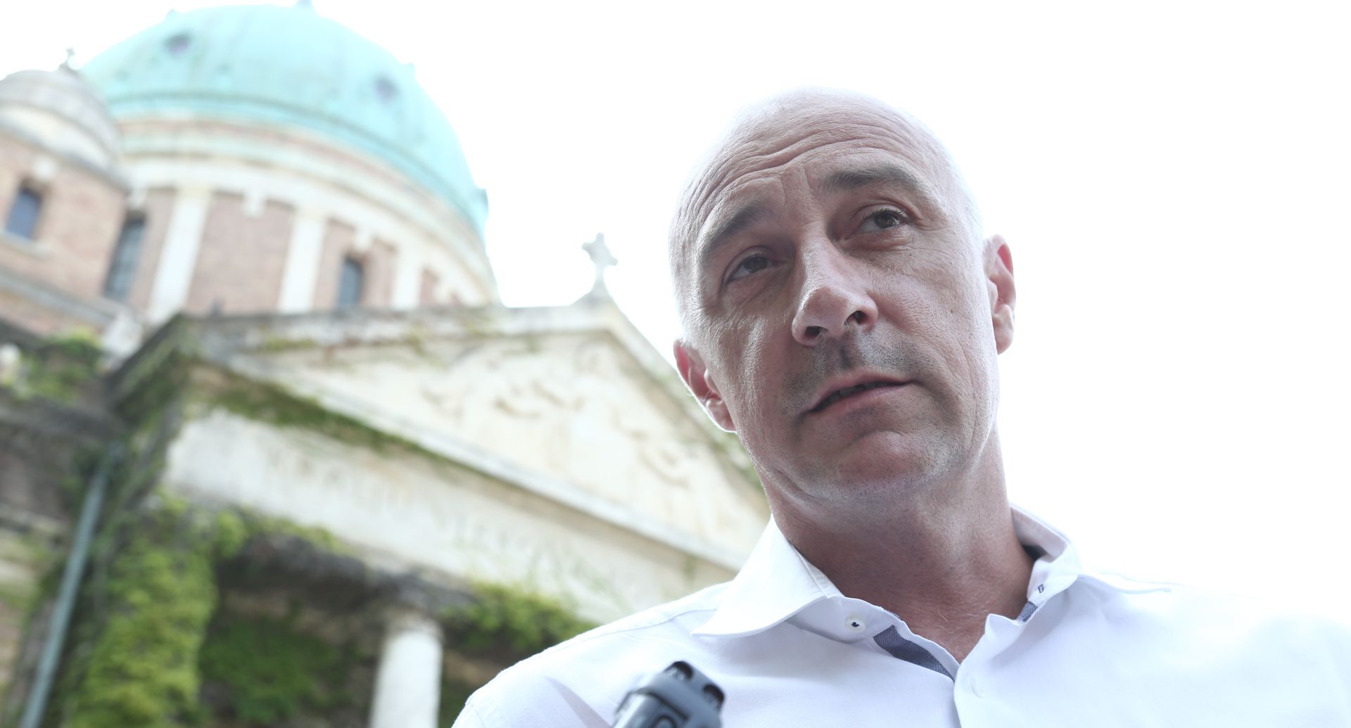 Zagreb, 06.08.2018 -Na  9. obljetnicu smrti osnivaèice i doivotne predsjednice HNS-a Savke Dabèeviæ-Kuèar izaslanstvo stranke poloilo je vijenac i zapalilo svijeæe na njezinom posljednjem poèivalitu na zagrebaèkom groblju Mirogoj. Izaslanstvo je predvodio predsjednik HNS-a Ivan Vrdoljak.
foto HINA/ Tomislav PAVLEK /tp