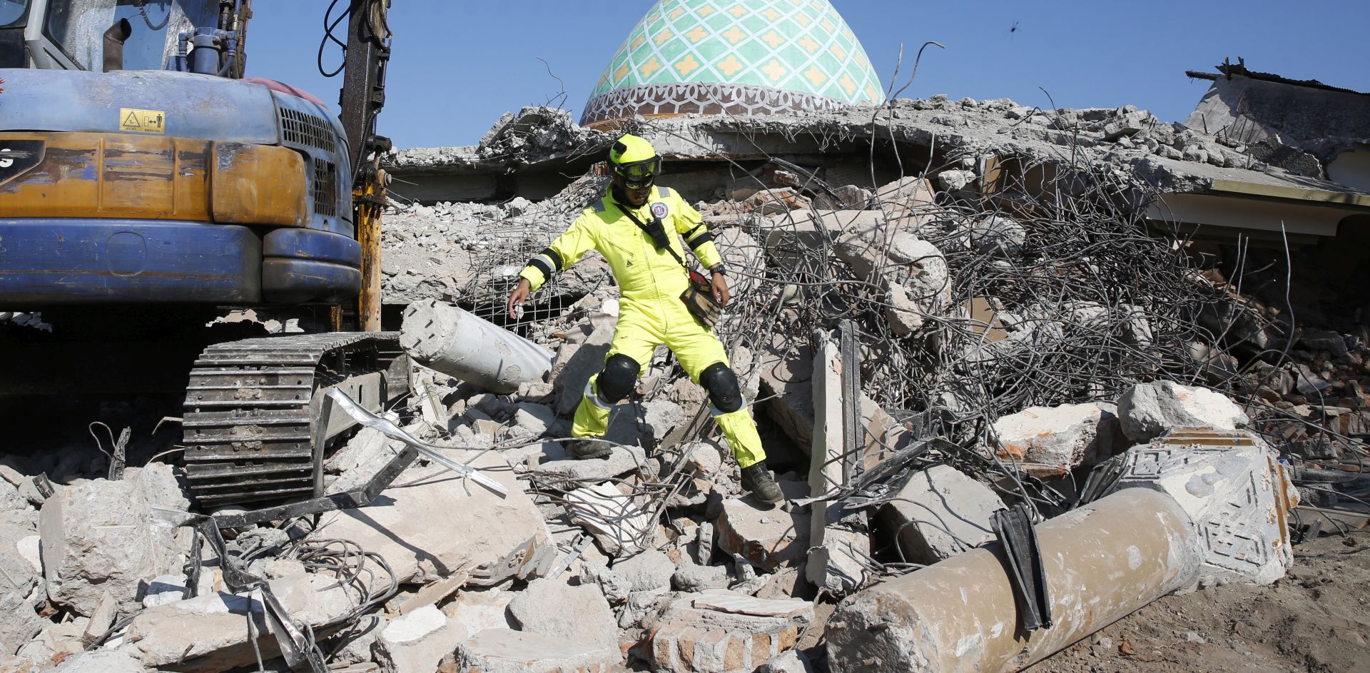 epa06937109 A rescuer climbs over debris of a collapsed mosque after an earthquake struck northern Lombok, West Nusa Tenggara, Indonesia, 09 August 2018. According to media reports, a 7.0 magnitude quake hit Indonesia's island of Lombok on 05 August, killing at least 131 people. Reports state on 09 August 2018 that Lombok has been hit by a strong tremor which the United States Geological Survey (USGS) said the latest quake had a magnitude of 5.9 and has caused structural damage.  EPA/ADI WEDA