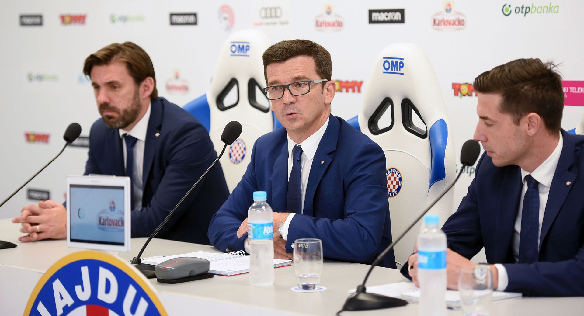 Split, 10.08.2018 - Konferencija za medije èelnika nogometnog Kluba Hajduk .
Na slici predsjednik Uprave Hajduka Jasmin Huljaj (C), trener eljko Kopiæ (L) i sportski direktor Hajduka Saa Bjelanoviæ (D).
Foto HINA/ Mario STRMOTIÆ /ds